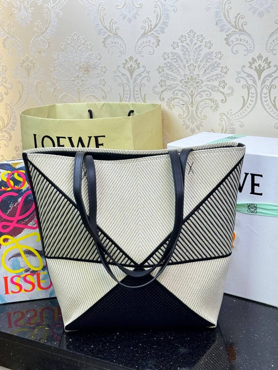 🎈*𝐏𝐮𝐳𝐳𝐥𝐞 𝐅𝐨𝐥𝐝折叠手袋👜*（亚麻刺绣） ——全新【𝗡𝗘𝗪】升级‼️ 延续经典𝙋𝙪𝙯𝙯𝙡𝙚的标志性几何裁剪设计，新晋顶流🅰️𝙋𝙪𝙯𝙯𝙡𝙚 𝙁𝙤𝙡𝙚 𝙏𝙤𝙩𝙚以折纸包为灵感，升级成🉑完全折叠‼️的结构，立体与平面任意切换，出差旅行🧳必备单品。亚麻材质轻且柔软，内鿏特别款烫金❗️ 尺寸：𝟐𝟓.𝟓-𝟏𝟒.𝟓-𝟑𝟏.𝟓cm 款号：052316