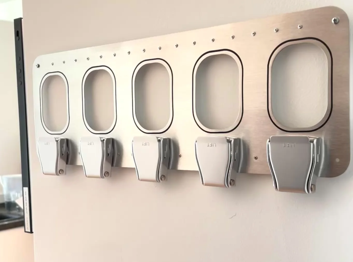 ✈️飛機舷窗與安全帶扣鑰匙收納架（Five Window Airplane Seatbelt Buckle Key Holder）