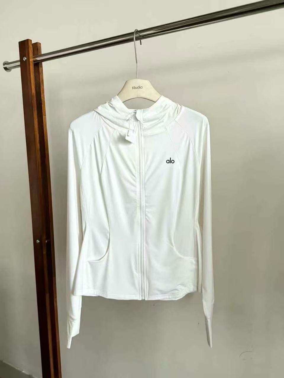 $98件。Alo連帽小蠻腰防曬衣