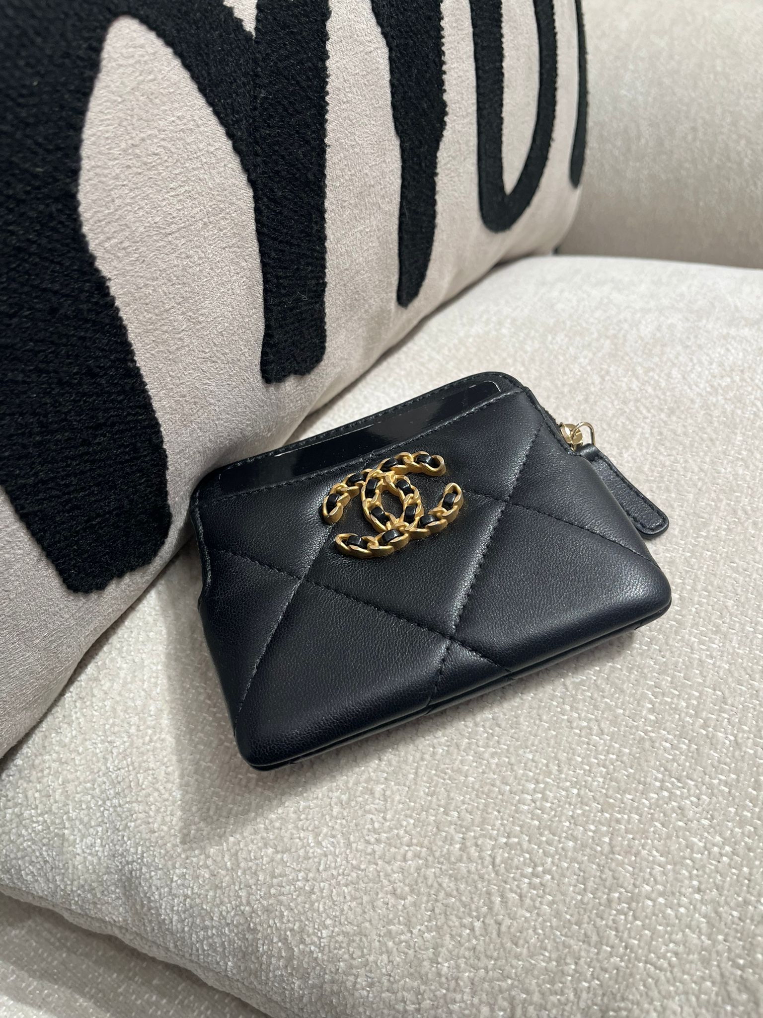 Chanel 19 zip wallet  Size :11cm x W2cm x H9cm  100%Authentic,95%new  ✅晶片貼 ✅box  