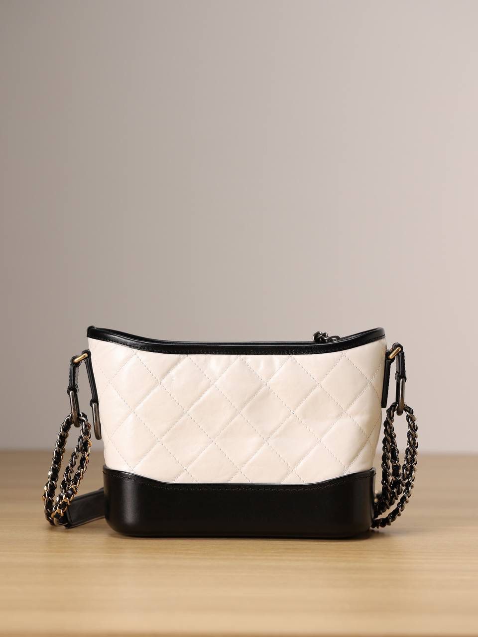 chanel流浪包白色小号👜💞 还是独家老渠道货 都是欧洲原产进口的牛皮和纯钢五金组装的尾单货 独一无二的品质✨五金是纯钢复古五金 黑色和金色搭配 随意调节肩带 绝对的百搭爆款🌟 尺寸:15 x 8 x 20cm