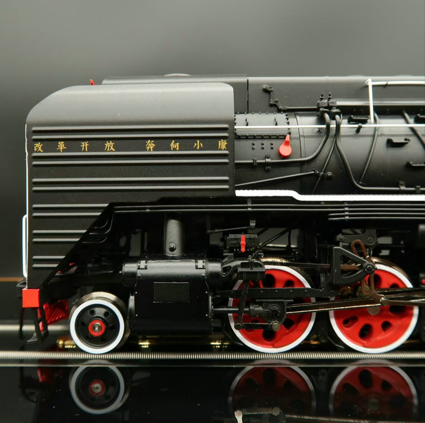  Chinese prototype dynamic smoking steam locomotive - QJ