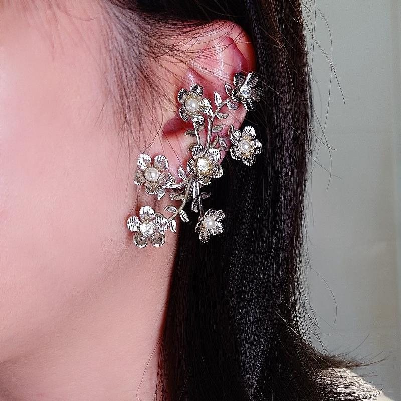 America Coro Stamped Sliver Floral Clip Earrings (C021)