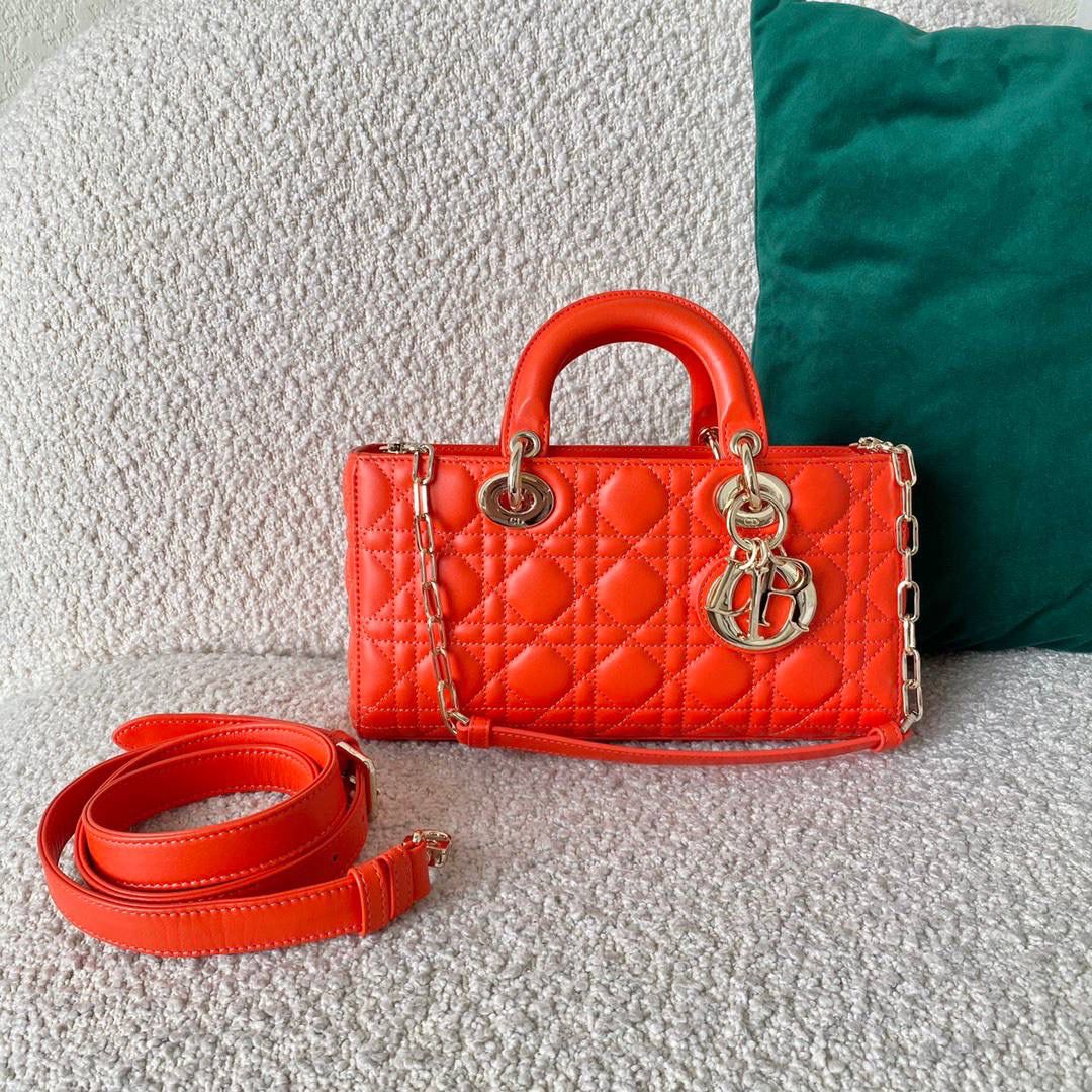 𝗗𝗶𝗼𝗿 𝗗-𝗝𝗼𝘆 𝗯𝗮𝗴羊皮亮橙🧡🔥 时尚果然就是轮回，回归了一把中古戴妃 长方包形，短链条➕细长肩带直接封神！！ 复古时髦感超强，真是什么场合都可以把住 绝对是lady中的天花板了，强势出圈啦姐妹们😍😎 26 x 13.5 x 5cm