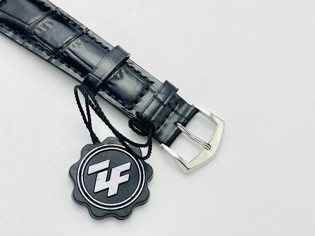 2021心诚所致，震撼推出精细美学代表之作——百达.翡丽古典表系列——5296V3版！【细节升级如下】腕表尺寸38mmX9mm 薄而有质！🤩😍 1⃣️完善表壳细节，提升打磨质量，独家还原出正品的完美比例和特有质感。 2⃣️刻度，指针采用最新的贵金属电镀技术加持，效果更佳出彩！ 3⃣️“锅盖型”微凸蓝宝表镜，版型与正品一致，效果通透，辨时清晰。 4⃣️【引领一体机时代】采用定制版Cal.324一体机——更薄，更稳，更像。 【表带】经典意大利小牛皮表带，纹路清晰，质感上乘。针式表扣打磨齐整光亮，通用原装无压力。