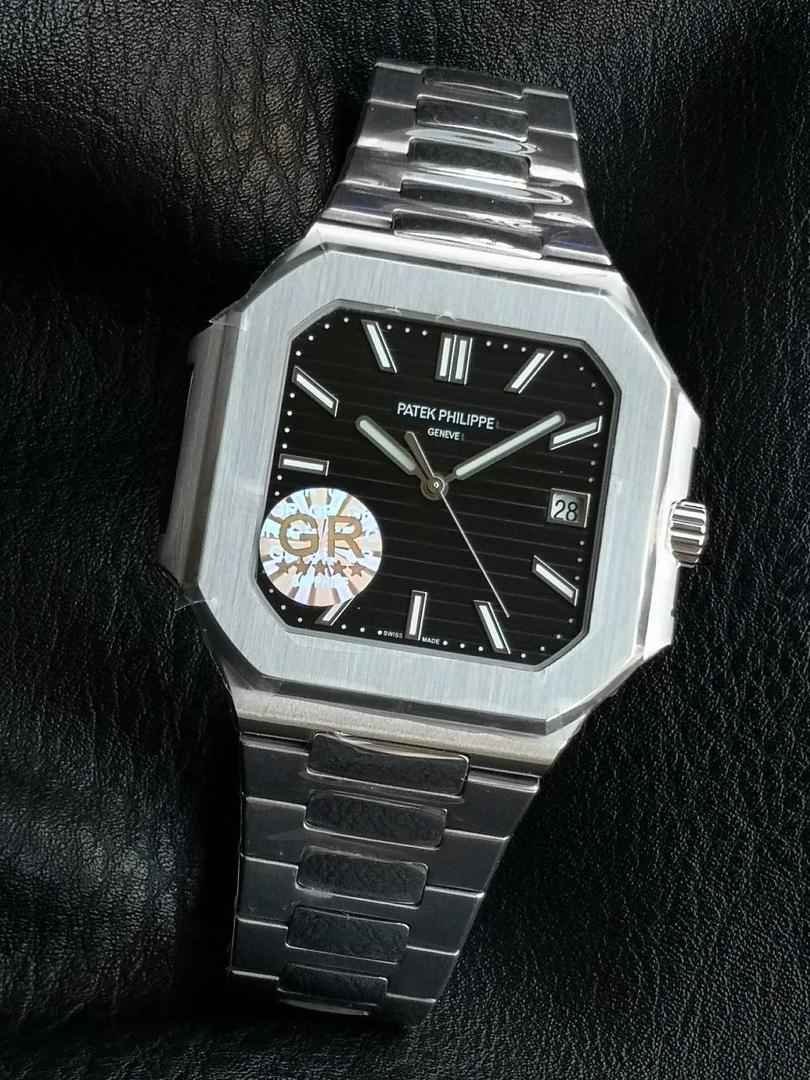 百达翡丽 方形 新系列CUBITUS 5821腕表 亮点特色：1️⃣机芯:搭载定制9015改Cal.26-330 SC一体机，调时不停秒，调时不停秒，摆轮位置均与正品一致，自动上链机芯。2️⃣钢带:316L定制级人体工程学表带，新扣款式。3️⃣表壳:尺寸45毫米厚度仅8.3mm，为表壳对角线长度(即10点位至4点位),因为表壳近似于方形，上下边的宽度会小于这一数值，所以视觉效果并不是很大。 搭配上，5821属于运动风格腕表，日常搭配正装和休闲风格也可以。