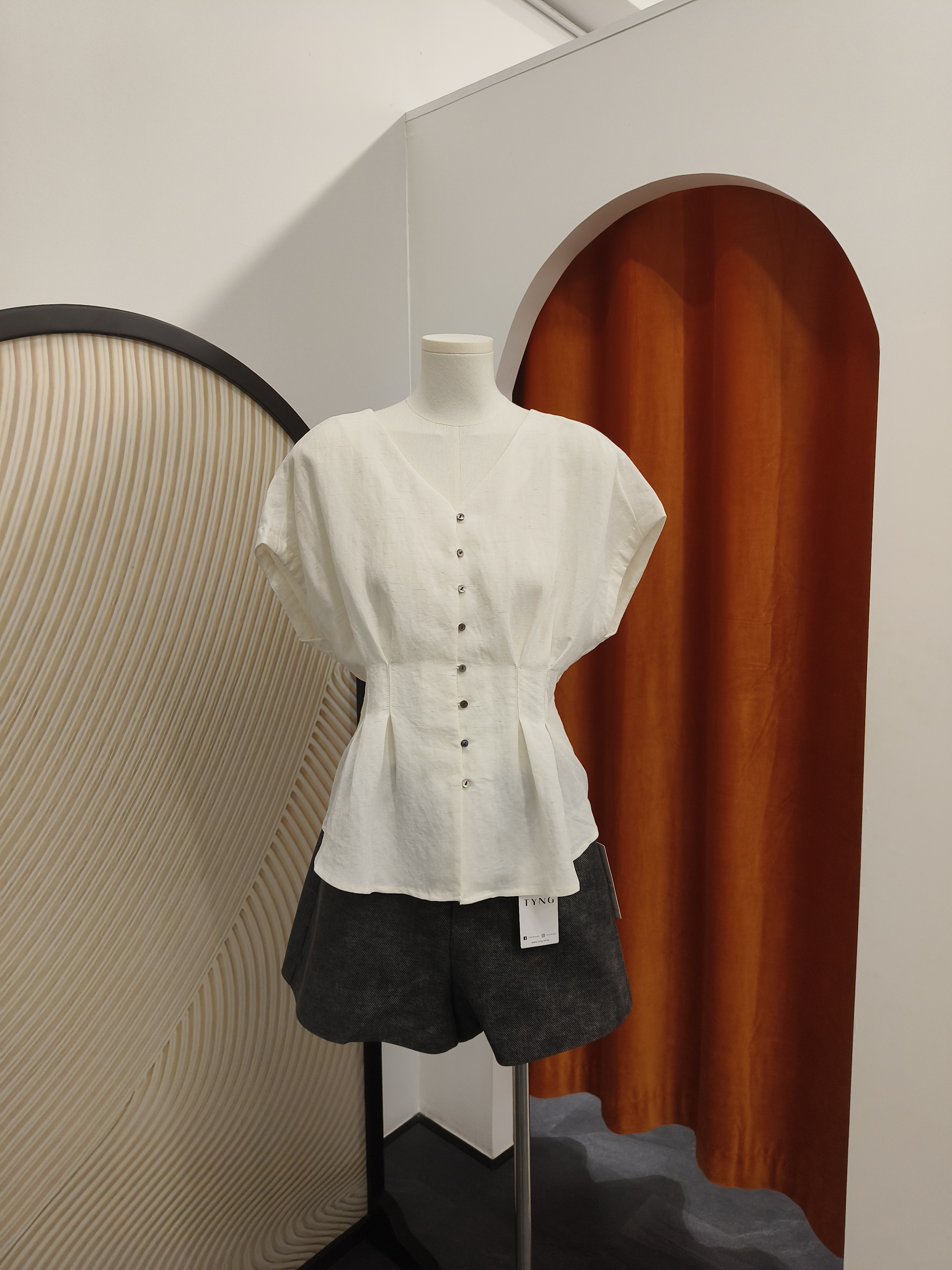 天丝麻排扣收腰上衣