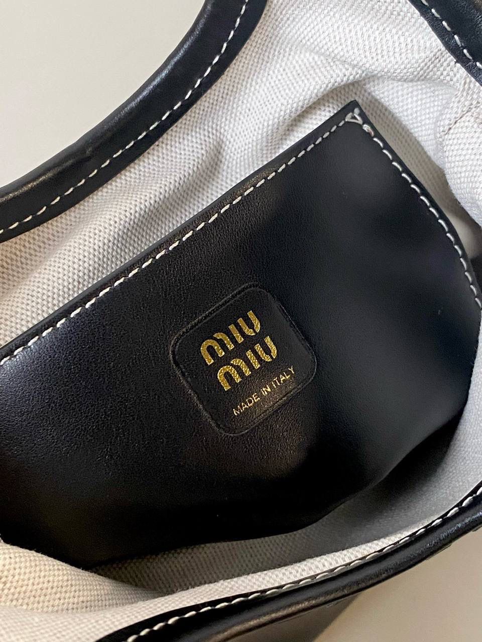 🈶黑色 𝗠𝗶𝘂𝗠𝗶𝘂托特 缩小版的ivy来噜 真的是除了可爱还是可爱！ 感觉谁背都是萌萌哒hahaha～ 这种siza就不挑身高了，没有局限 还有肩带，除了手拿斜挎也巨好看 容量小包里算不错的了，日常外出足够，能放pro max 20×24cm #F0110m