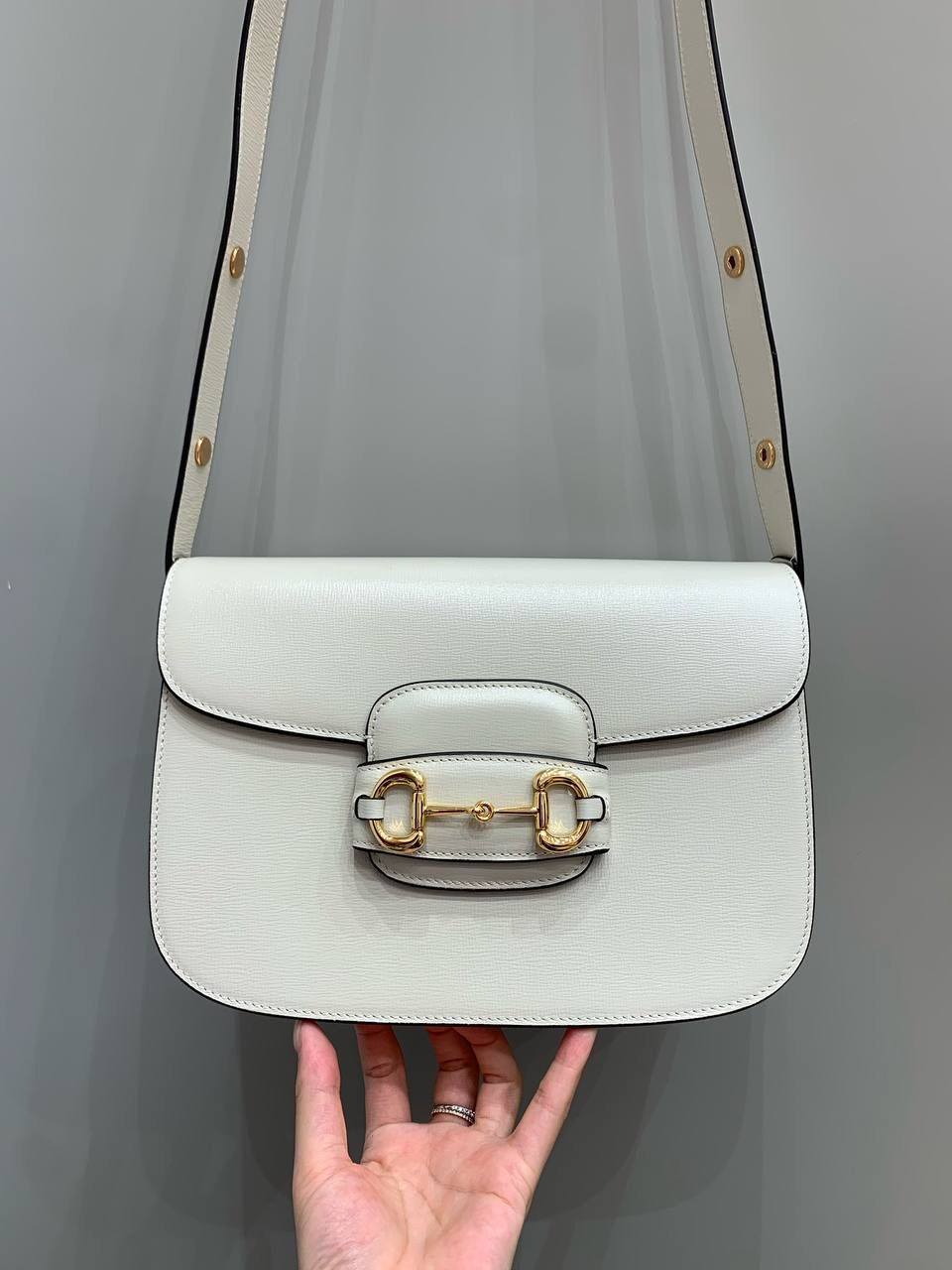 新背景实拍正品级 。Gucc1 Horsebit 1955马鞍包(原厂皮白色） 销量王🔥全新升级2代马鞍包 马鞍包我真的爱了，火爆程度你们都知道 全新升级版本我相信你们会更加疯狂 肩带做了修改使用起来更加美观 更加立体的版型让马鞍包更加霸气十足 全铜马衔扣五金搭配开发部原厂皮 真的是绝了，拿到手你们都会惊艳！ 虽然出来很久了，但火热程度丝毫不减 国内外博主基本人手一个，搭衣服超赞！ 全新升级版本一定要买一个出去炸街！ 型号 602204 尺寸 25x18x8cm