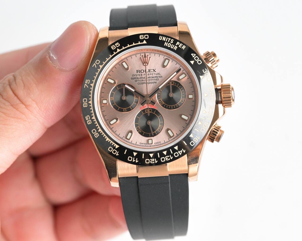 18k包金 ROLEX-劳力士迪通拿系列一档调时 计时秒针 3字位9字位小针 功能原装一致！表壳原版开模，表盘尺寸40mm。厚度目前市面上最接近原装的 陶质实心外圈连计速刻度（采用真陶瓷工艺 刮不花 永不退色 质感和正品一致）功能盘字体和盘面logo采用叠加印刷工艺，从侧面观察会有微微隆起之感。盘面的底色纹路经过无数次过滤改正，确保百分百吻合与原装。其上的劳力士金属LOGO单独开模，无论是立体感还是圆润度均可PK原装 易读Chroma light夜光显示 配长效夜光物质。表镜平形蓝宝石水晶玻璃 抗刮损，效果绝不重影，吻合正品。⚠⚠六字位正品一致的有防伪的小皇冠👑（注意细节）表扣采用进口精钢1:1散件打磨而成 拉沙内侧 腐蚀劳力士钢印 外置正品一模一样的表扣保险环，完美在每一个细节！