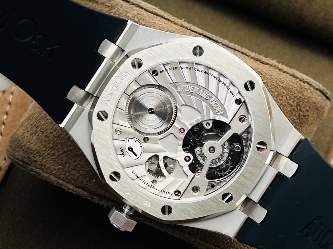 爱彼A P皇家橡树陀飞轮精品腕表 升级细节🔥 1⃣️独家订制Cal.2924机芯，动力储存68小时！ 2⃣️腕表依旧保留的八角形表圈、标志性的六角形螺丝以及经典表带！ 3⃣️皇家橡树系列超薄陀飞轮腕表在经典的“Tapsisserie”格纹上进行再度创新，形成了新的格纹“Tapisserie Evolutive”！熟悉又陌生的表盘格纹装饰带来全新观感，成为这款腕表的点睛之笔。 4⃣️表壳直径为41毫米，厚度为11.2毫米！