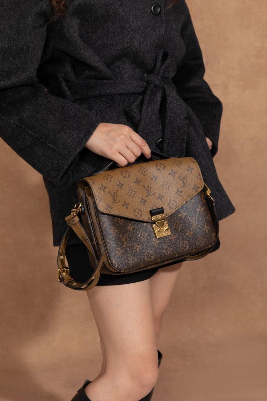 LV POCHETTE METIS 🎀大邮差包 法国原厂皮 + 全钢五金 摸起来就是不一样，质感很高级，拿在手上很有 feel 💼 📏 尺寸 25 × 19 × 7cm 大小刚刚好，不大不小，日常背超级舒服～ 这款真的是 女生一定要有的一颗包 👜 经典中带点可爱，耐看又百搭～ 经典老花配上 黄花色调 💛 让原本很经典的邮差包，看起来更年轻、更时尚✨ 不老气、不无聊，反而越看越喜欢～ 里面还有 隔层设计，真的很能装 👍 手机、钱包、化妆品统统 OK～ 不管日常出门还是凹造型，都很加分 💃