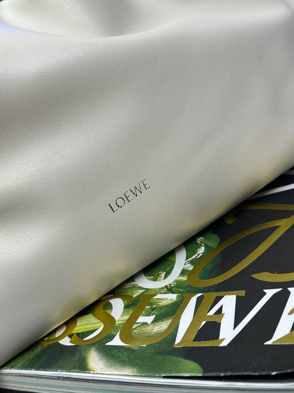 🎈中号链条款𝙁𝙡𝙖𝙢𝙚𝙣𝙘𝙤 𝙋𝙪𝙧𝙨𝙚羊皮 ——【海盐白】 尺寸：𝟯𝟬-𝟭𝟬.𝟓-𝟮𝟬𝐜𝐦 编码：012403 👉🏻延续福袋收缩绳褶皱设计，羊皮包身手感细腻柔软❤️ 👉🏻链条肩带➕皮肩带的双肩带设计，时尚百搭，给足了集美们多样化的选择。肩带可拆卸可调节，磁扣开合，正面烫金𝙇𝙤𝙜𝙤，呈现出高贵典雅的视觉感😍 👉🏻独家背景➕独家品质➕独家全套砖柜礼盒套装，市场高端品质皆在我手✌🏻