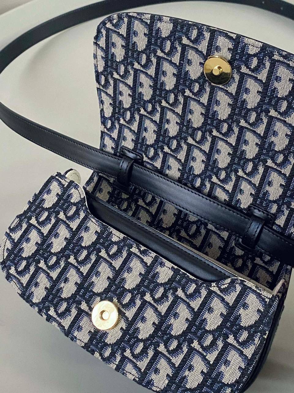 🈶 老花蓝小号 💙 Dior Top Handle 蒙田30 ✨ 蒙田系列大家都懂的啦～真的从来没有让人失望过 😍 光滑小牛皮拼老花，经典到不行，怎么背都好看 ✨ 包身圆圆鼓鼓的超可爱 🥹💕 重点是实用性也很强，容量很 OK 👍 📏 尺寸：19 × 9 × 8 cm