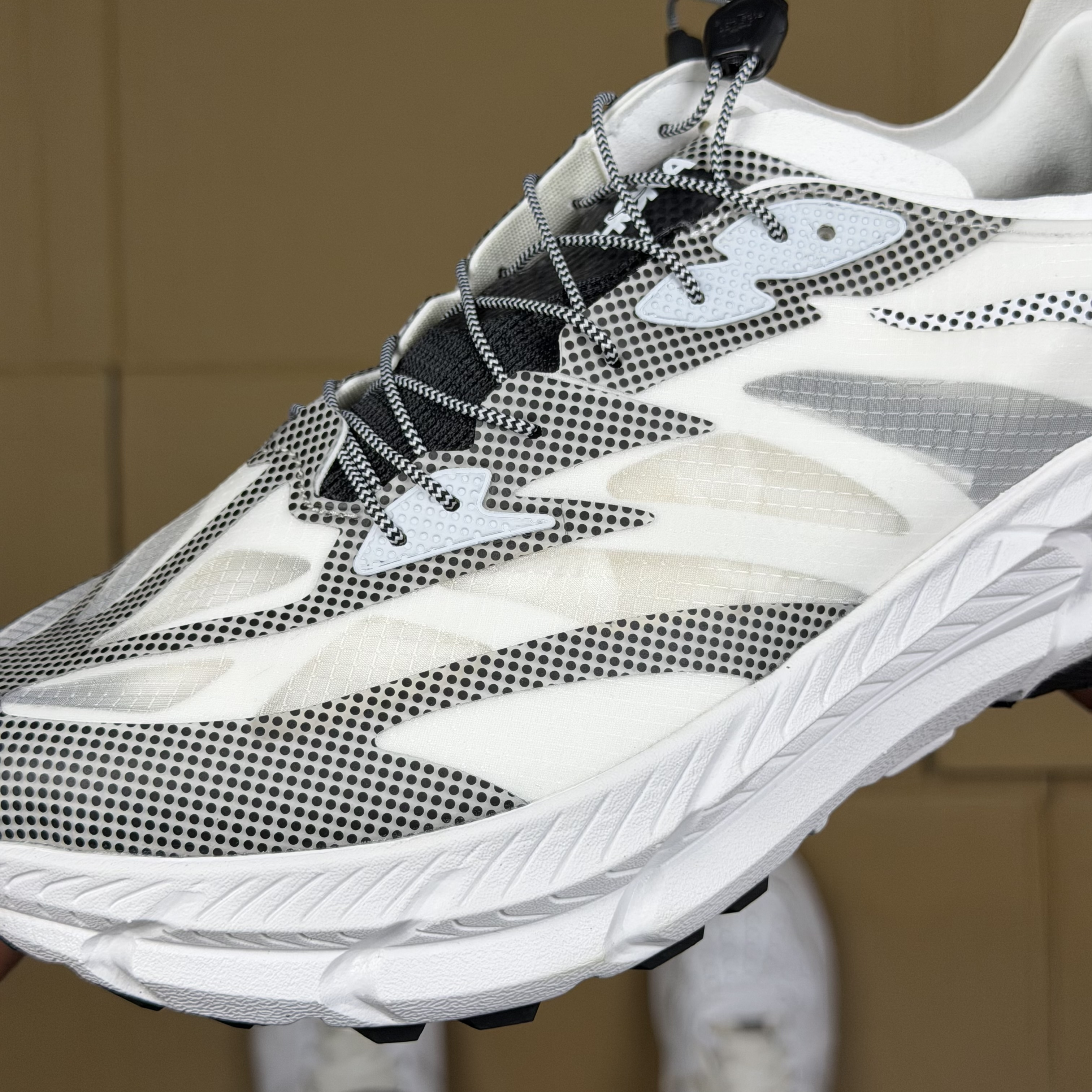 HOKA Restore TC