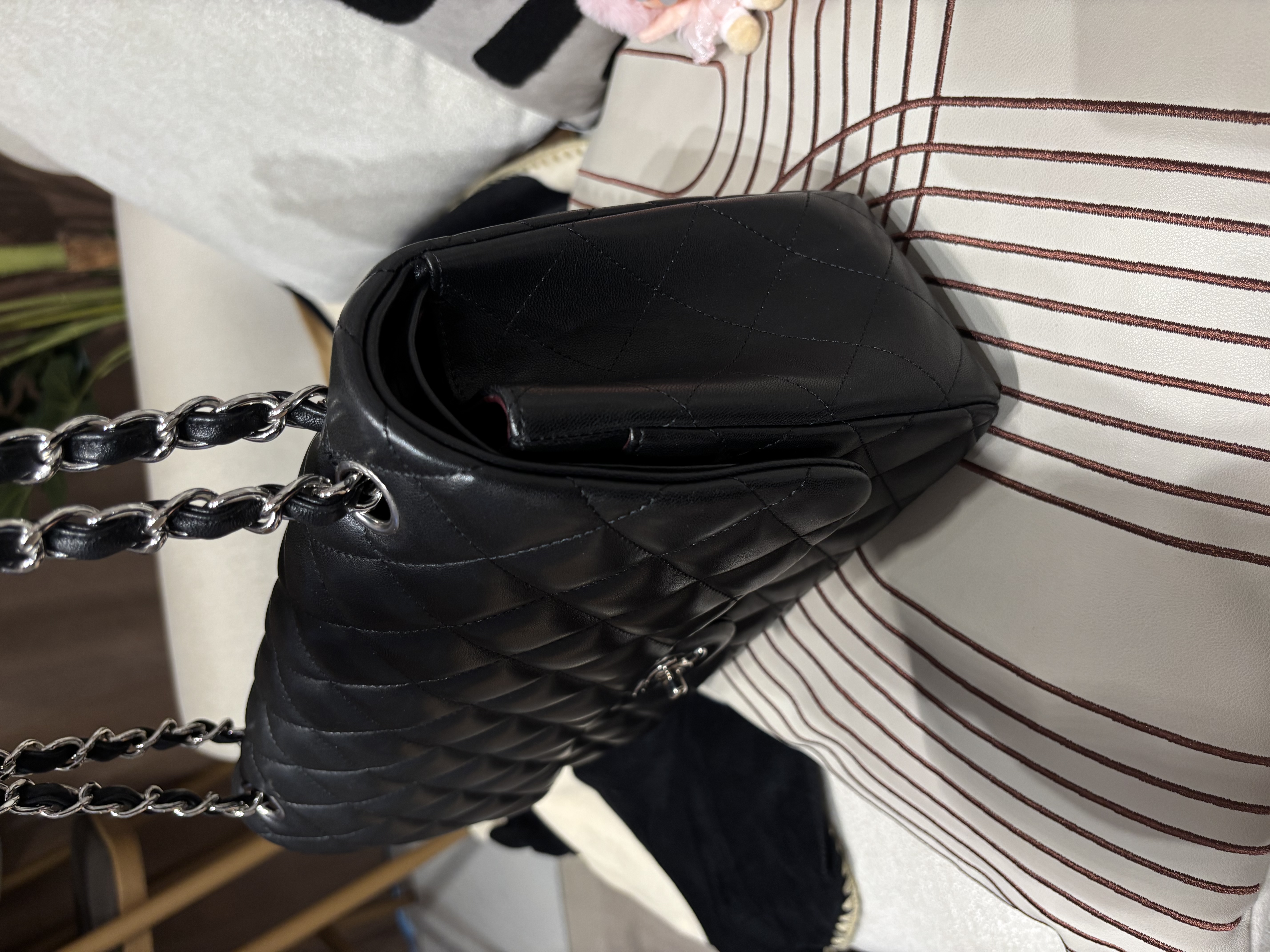 Chanel classic flap 30cm,jumbo A58600 黑色羊皮銀扣100%Authentic ,98%new ✅card ✅塵袋✅box 