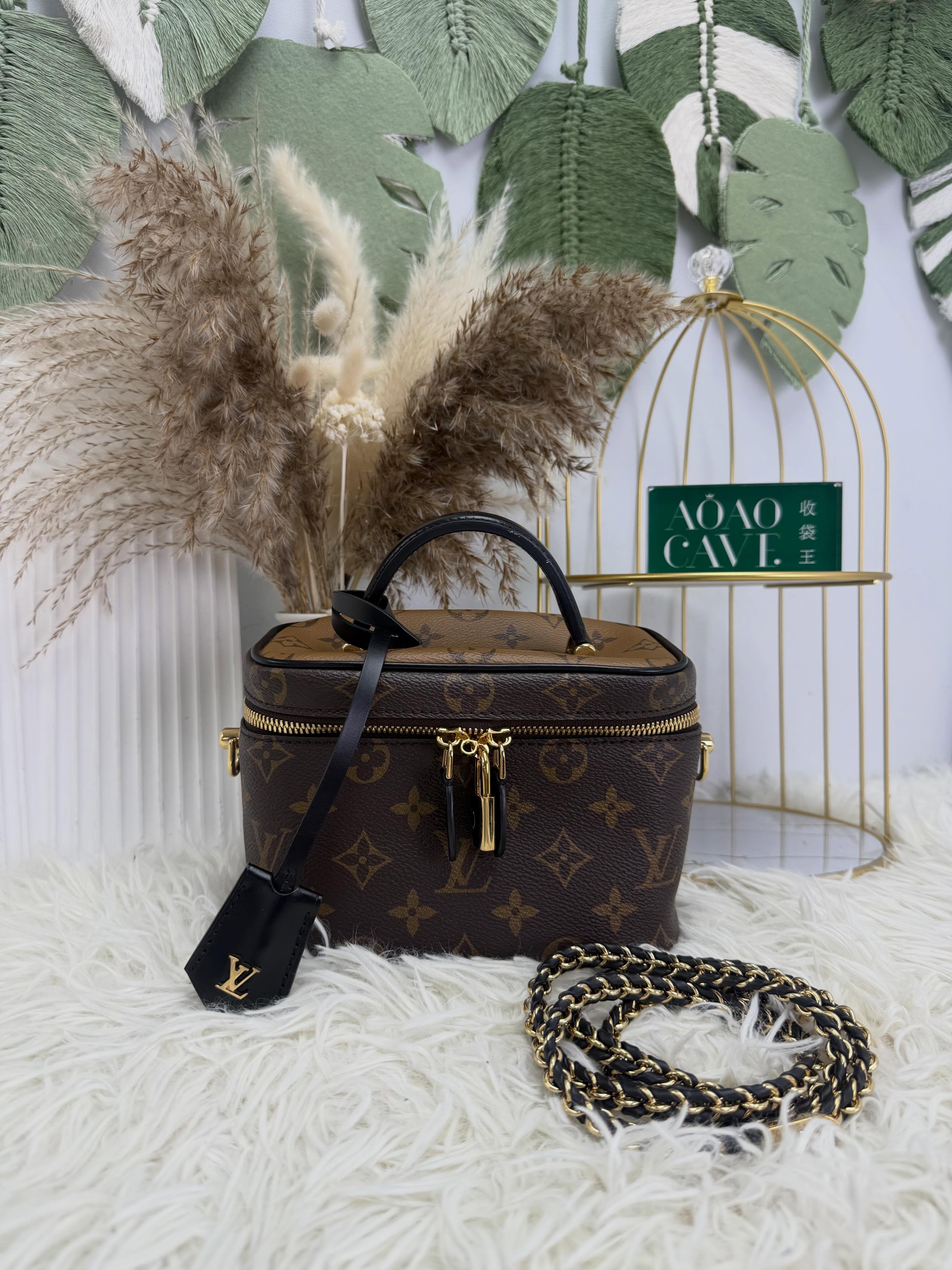 Lv👜 PRE OWNED 🛍️ 化妝包 有鏈條 晶片款 有單全套🤎  18.5*10*12cm  配件: 塵袋，晶片款 ，2021年單，鏈條，盒 💰優惠價 $11980 98%new  #收袋王  喜歡的話快點pm/whatsapp 我們💓 銷售熱線51111 321（whatsapp)  我們服務包括有：手袋飾物回收、手袋置換(一換一、一換多也可以） 、專業手袋鑑證、專業手袋護理  購買方法 🏢親臨門市 荃灣南豐中心15樓1521室（荃灣地鐵站a出口1分鐘到）敬請預約 ❤️只賣正品正貨，任驗💓🫰🏻 ❤️‍🔥本店為香港註冊公司絕對真貨，信心保證👍🏻 🫰🏻本店設有鑑證服務，有駐場鑑證師  ✨歡迎追蹤我哋各個平台緊貼最新優惠x貨品🔥😍 👇🏻👇🏻👇🏻👇🏻👇🏻👇🏻👇🏻👇🏻  ⭐️Instagram: aoaocave  🌈Facebook: aoaocave收袋王  🔥Carousell: acluxuryhk  👆🏻👆🏻👆🏻👆🏻👆🏻👆🏻👆🏻👆🏻  ___________________________  Disclaimer🫰🏻All trademarks and copyrights are reserved to the original brand holders. @AOAOCAVE sells only authentic goods and is not affiliated with any of the brands mentioned.  @AOAOCAVE 跟任何品牌無關，而且沒有持有任何品牌資版權，亦沒有與任何品牌合作。所有商標及版權歸屬於品牌坊所有，帖子只作分享用途。  #aoaocave #手袋回收 #名牌買賣