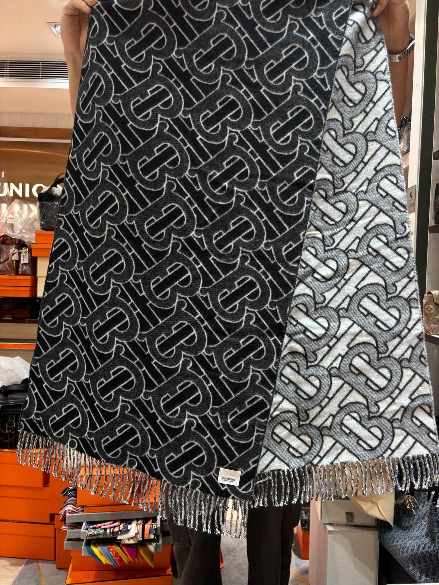 Burberry scarf 黑色拼灰色 100%Authentic, 99%New 