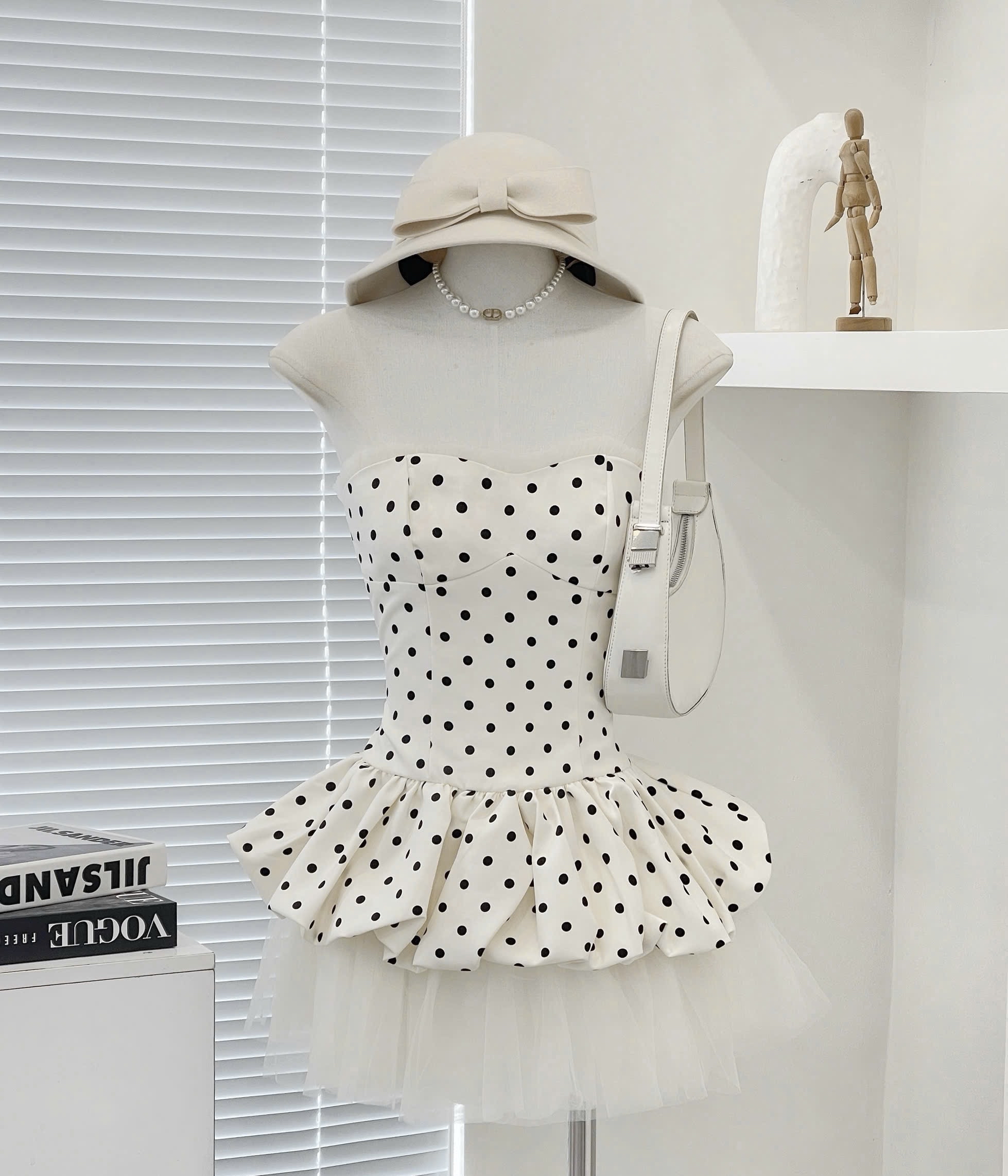 波點連身裙 配上多層荷葉邊裙擺