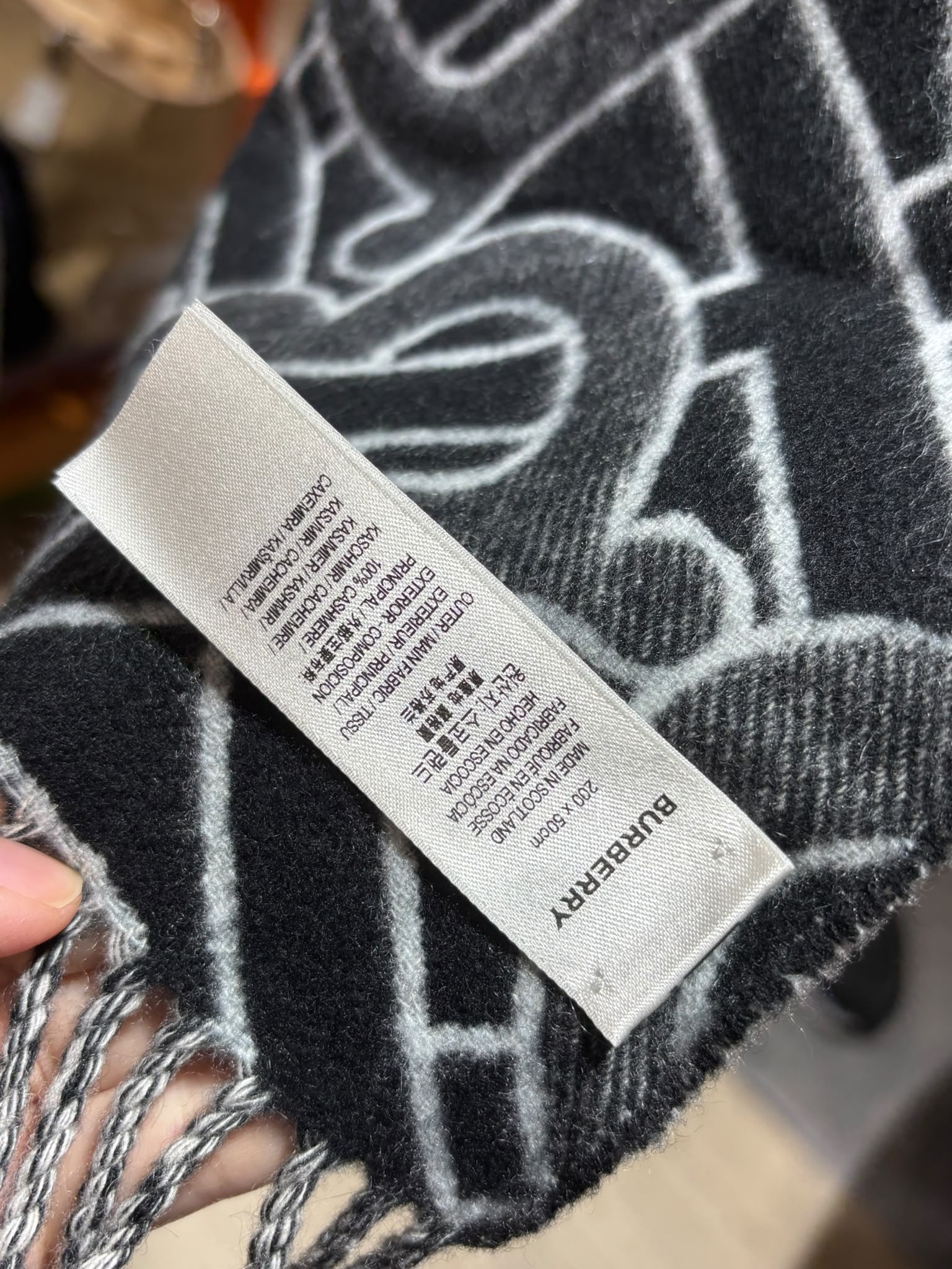 Burberry scarf 黑色拼灰色 100%Authentic, 99%New 