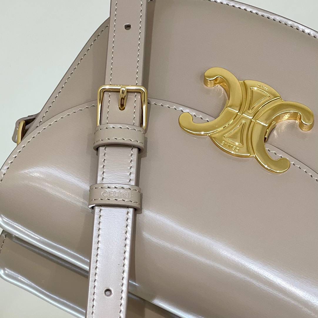 🔥大货实拍图 𝗖𝗘𝗟𝗜𝗡𝗘 ♥ 𝗧𝗘𝗘𝗡 𝗕𝗘𝗦𝗔𝗖𝗘肩带马鞍 型号：110413 尺寸：18.5*16*6cm 𝗖𝗘𝗟𝗜𝗡𝗘 𝟮𝟮秋季最新款Teen Besace凯旋门系列手袋，更俏皮活泼的包身设计与凯旋门金属标志完美结合，打造独一无二的时尚品味。