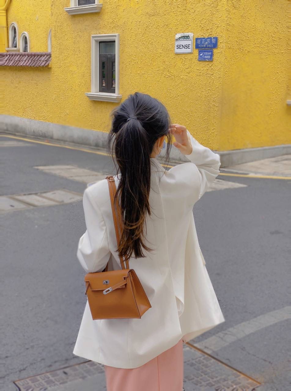 『金棕色·银』 ‘’Kᴇʟʟʏ ᴅᴀɴsᴇ • Evercolor 🎀 时尚圈就是一个圆！ 最厉害的就是六种背法： 斜背、侧背、肩背、腰包、背包、手包 集美们一定要安排起来‼️ 22Cm