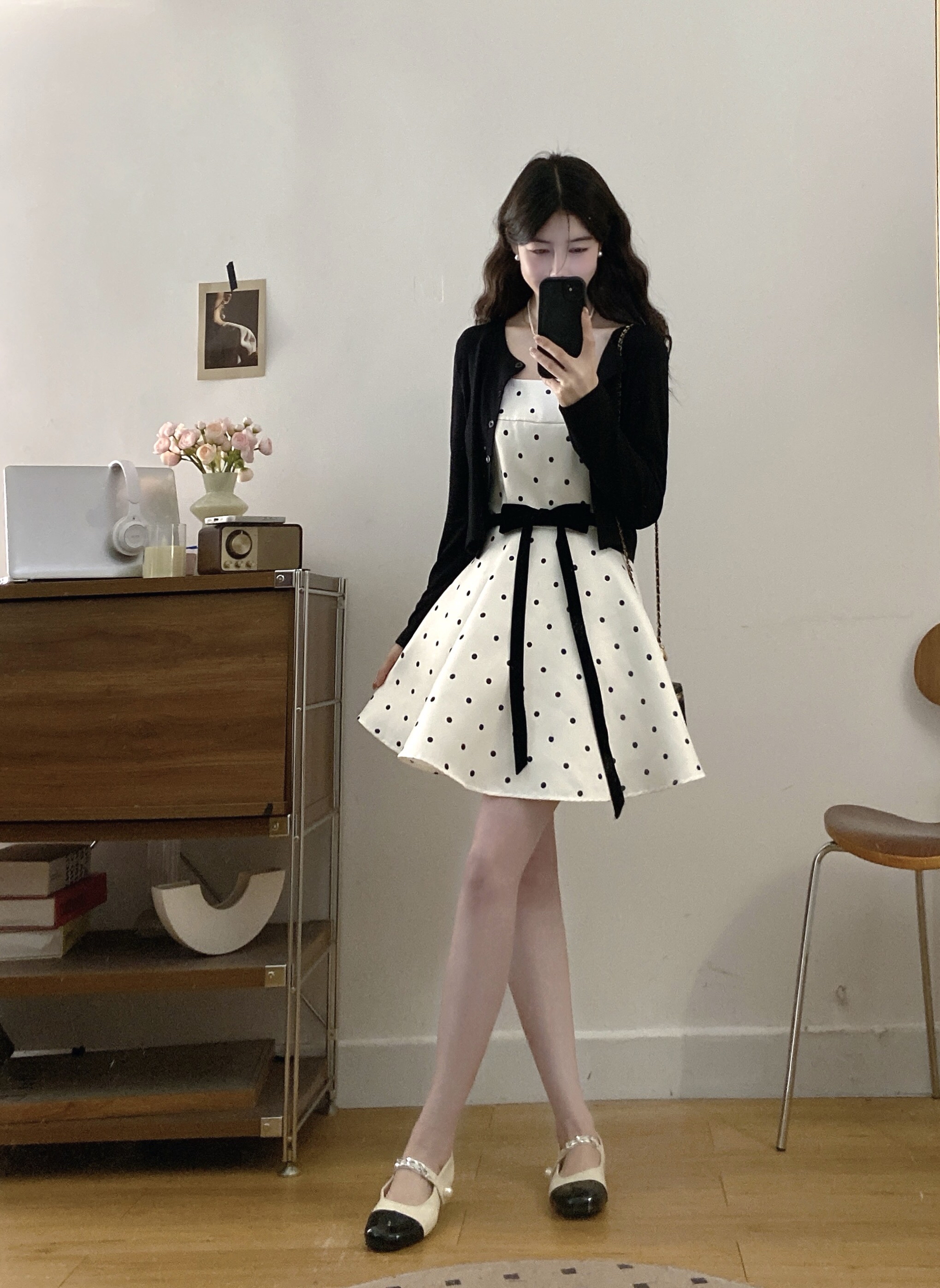 B96(9333短) 短款韩系温柔风波点腰蝴蝶结白吊带裙与黑开衫两件套连身裙