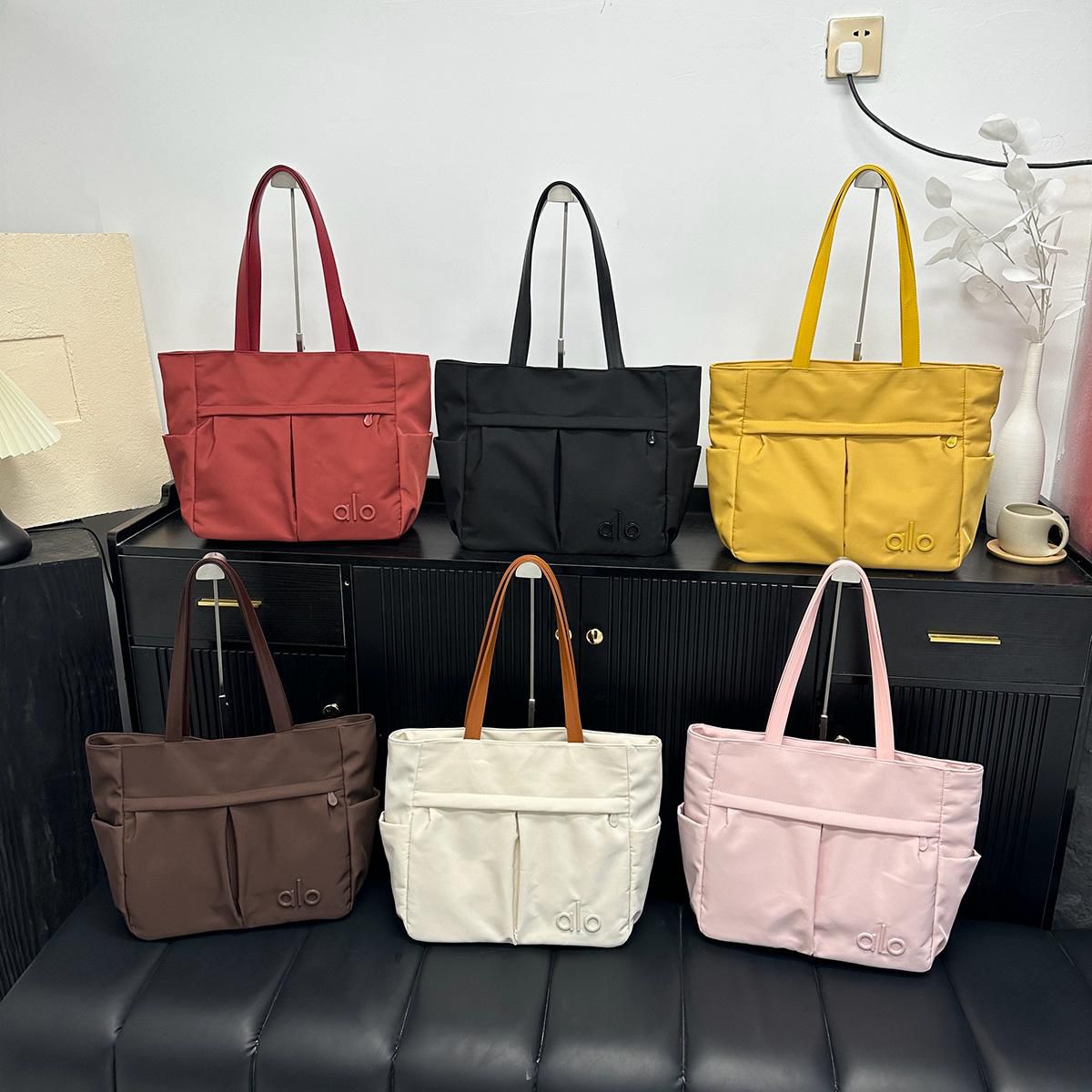 $88隻。2隻起$78隻。Alo尼龍大容量tote bag