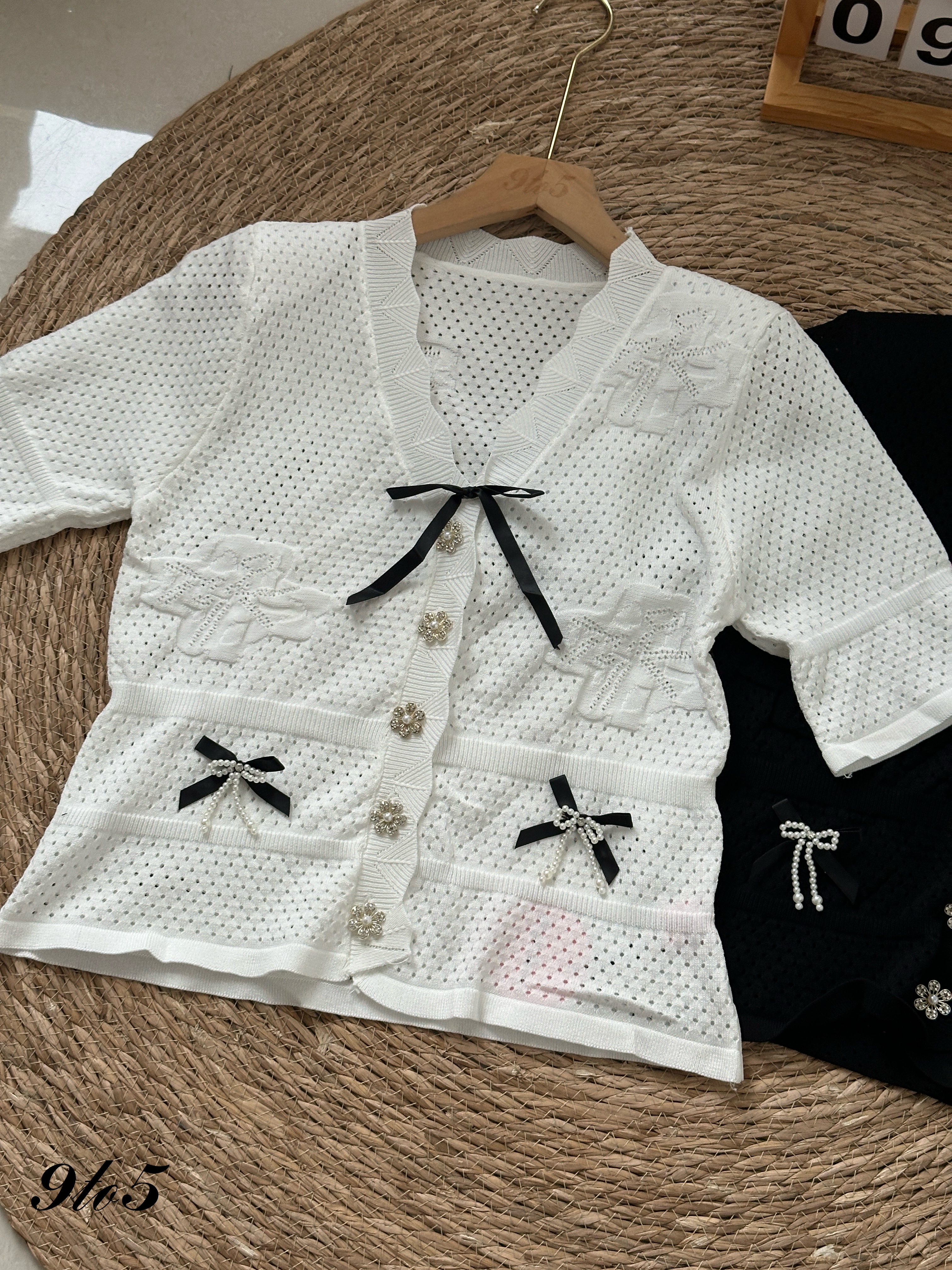 T4087 V Neck Open-knit Top - Black & White