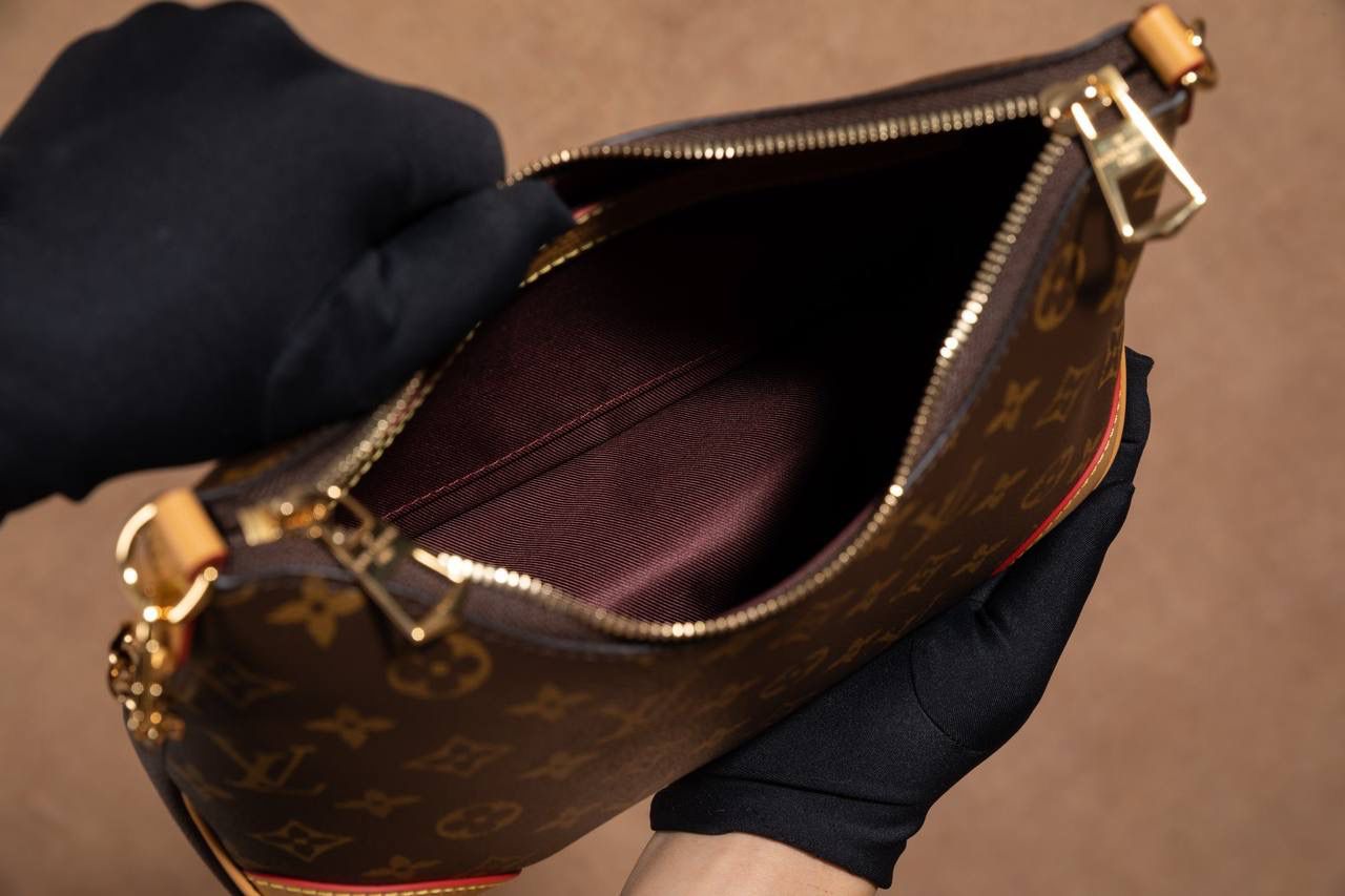 LV黄牛角😍 这款真的很火，一出就知道是爆款🔥 牛角包造型，小巧又可爱，但真的很能装，日常出门完全够用。 复古老花＋时髦设计，颜值超高，随便背都好看‼️ Size：29 × 16 × 9.5 cm 好看＋实用兼顾，真的属于那种买了不后悔的款💖