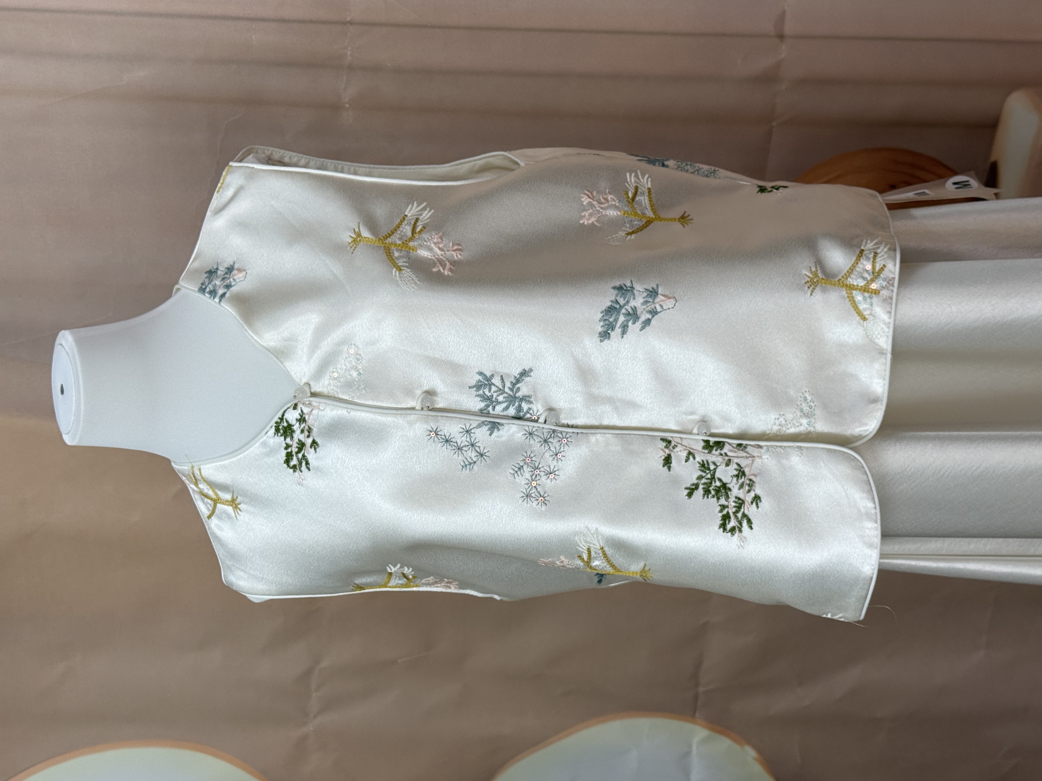 玉白枝绣缎面马甲