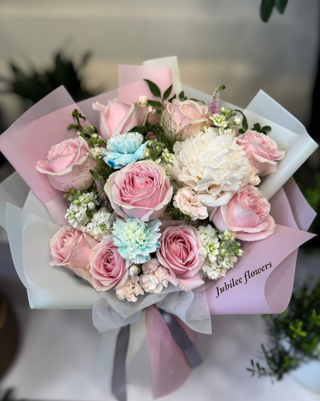 粉色玫瑰 · 芍藥  · 康乃馨混搭花束