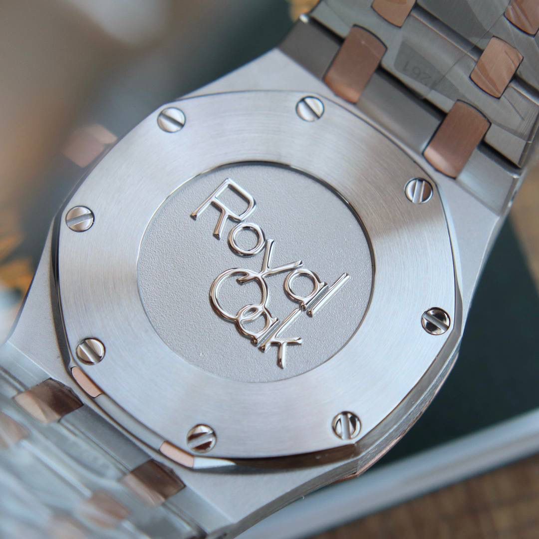 🚀原单AUDEMARS PIGUET爱彼 皇家橡树系列67女士石英腕表 独家原版拆解开模 所有配件均可原版互换使用，搭载原装瑞士F04111石英机芯。走时精准！全程CNC打磨，多次校对调整版型，棱角分明。表壳直径33MM,多边形状表圈与表壳精密相合，表圈以六边形螺丝栓固定在表壳上（圈口镶嵌精美施华洛世奇钻，璀璨夺目）表带链节精致规整，链节经过上百次细致的打磨处理，呈现出完美的纹理。折叠式表扣开合简单，佩戴方便。腕表表耳处呈弯折状，可以保证腕表与腕部更加贴合。表盘镌刻“Grande Tapisserie”大方格纹装饰，搭配荧光立体时标和皇家橡树指针，宽大的指针和时标让读时简单清晰。三点位置日期显示窗口，以阿拉伯数字显示。腕表为密闭表底，表底上镌刻皇家橡树系列的英文名称“Royal Oak”字样✨🔥