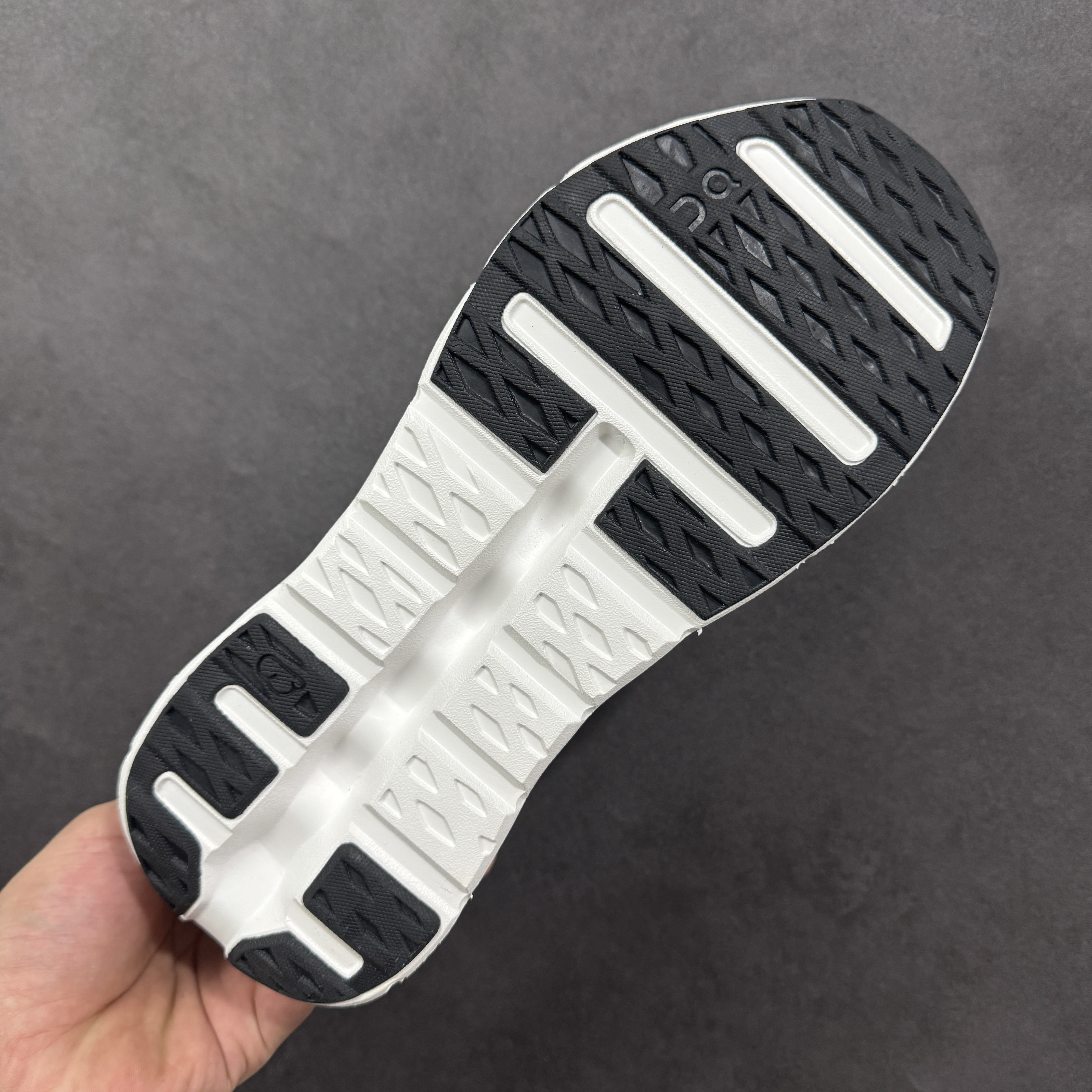 On Running Cloudtilt 2 LOEWE 