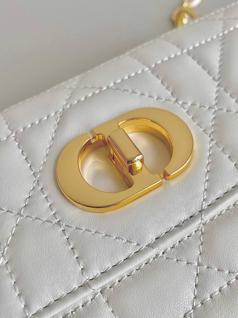 🈶白色，迷你 𝗗𝗜𝗢𝗥 𝗠𝗶𝘀𝘀 𝗰𝗮𝗿𝗼链条手袋 开挂啦开挂啦！！火爆全网 不出意外夏天最爱的一只小包了 还是经典的藤格纹标识，真是百看不腻 金属链环和与皮同色系珐琅扣链环交替肩带 完全神一般的存在，可爱可盐，颜值太顶啦 内隔层容量日常足够了，斜挎/单肩/腋下都可 极简的法式浪漫松弛感直戳心脏，不挑人，冲！ 17.3×13×7.5cm，#6553m