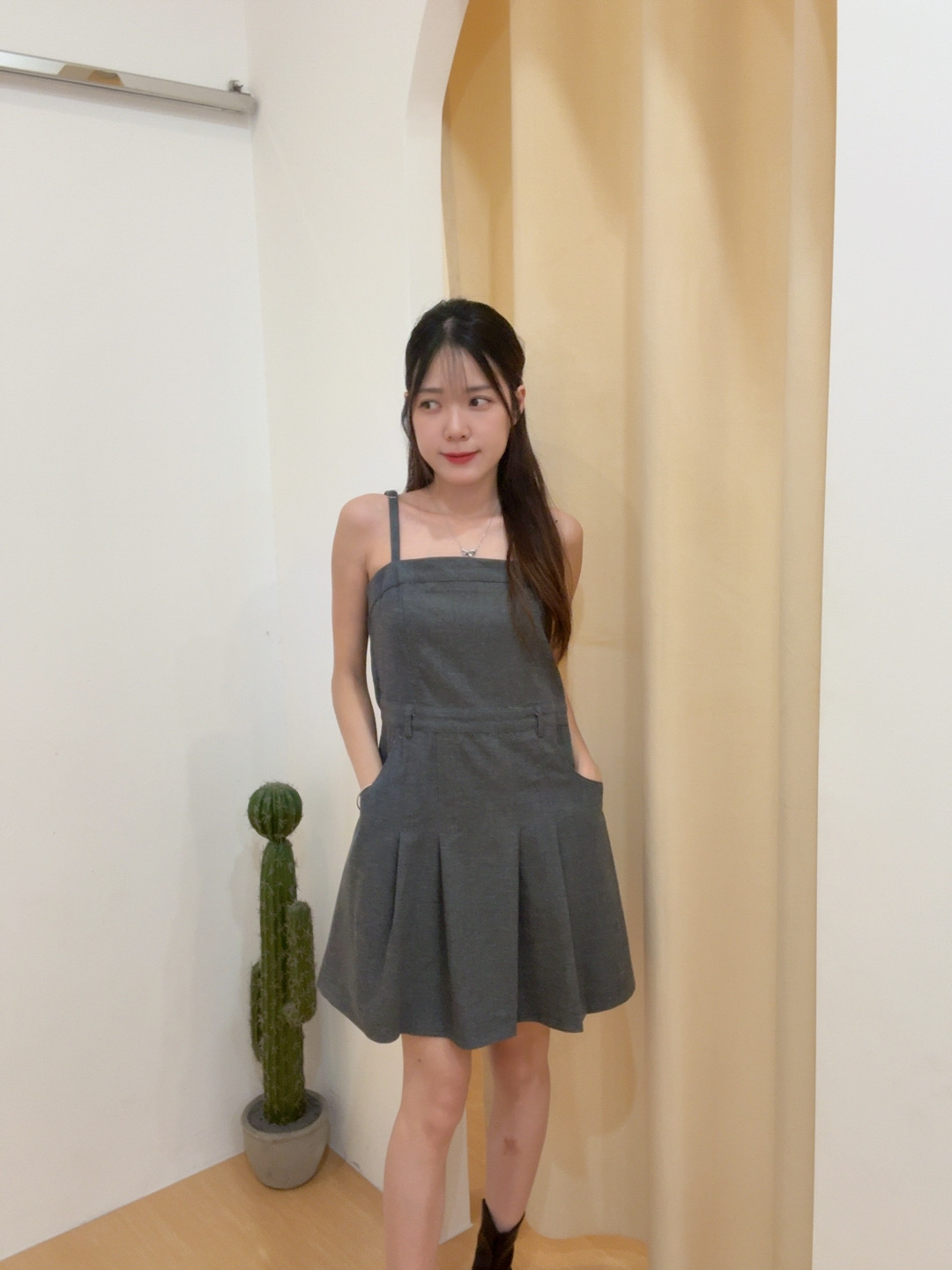 毛呢吊带百褶连身裙 R2865