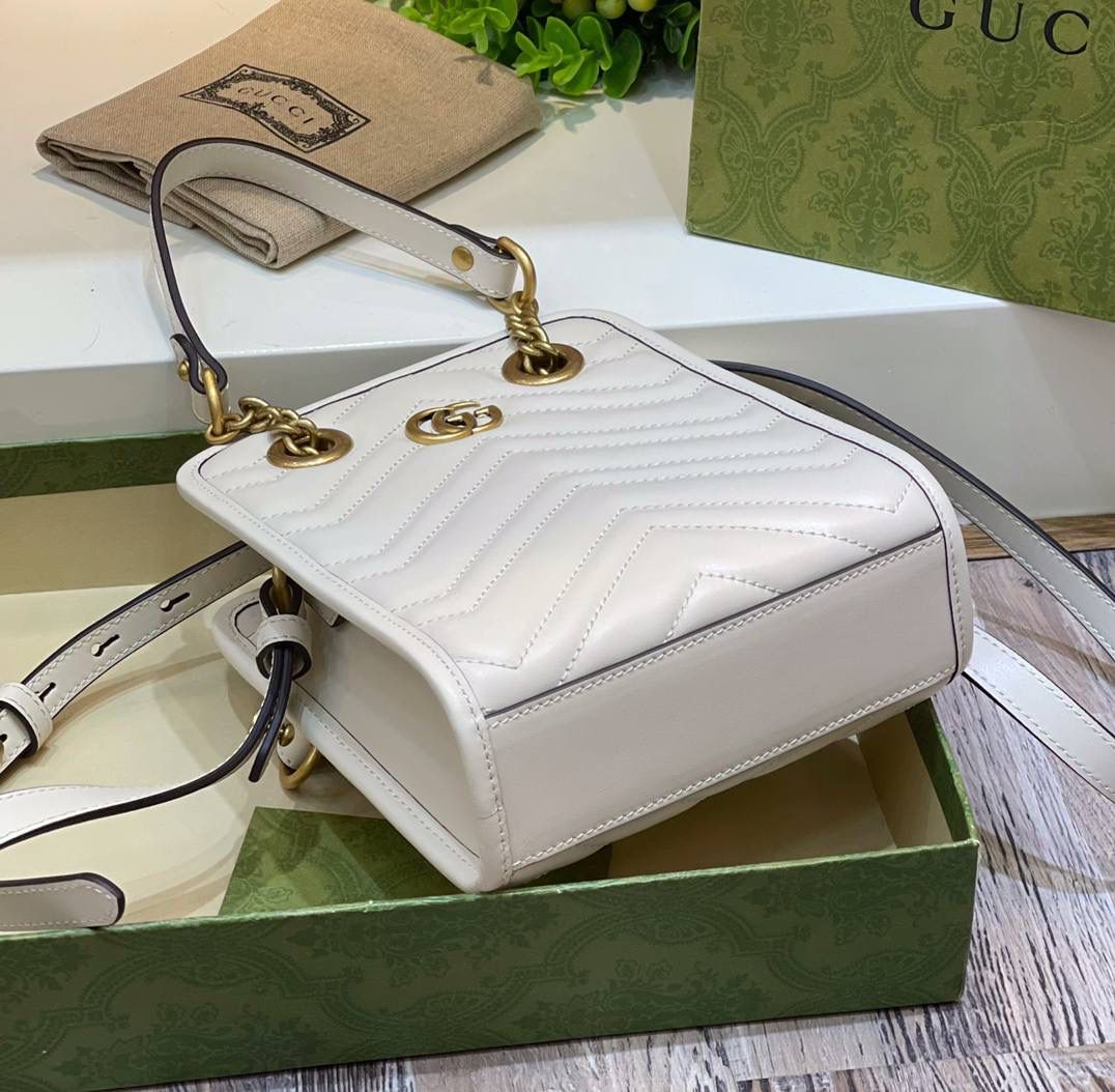 ✈️✈️✈️ 🔥𝐌𝐚𝐫𝐦𝐨𝐧𝐭 迷你托特# ▫️型号：696123 ▫️尺寸 19*16*6cm 经典款中很火很火的有木有，皮革全新升级。原厂牛皮➕顶级五金❗️经典双G设计，最好卖的款，简单的手拎斜挎设计，立体绣花让整个包活跃了起来，手拎带与斜挎肩带都🉑️拆卸，包身挺阔 容量非常充裕！788590