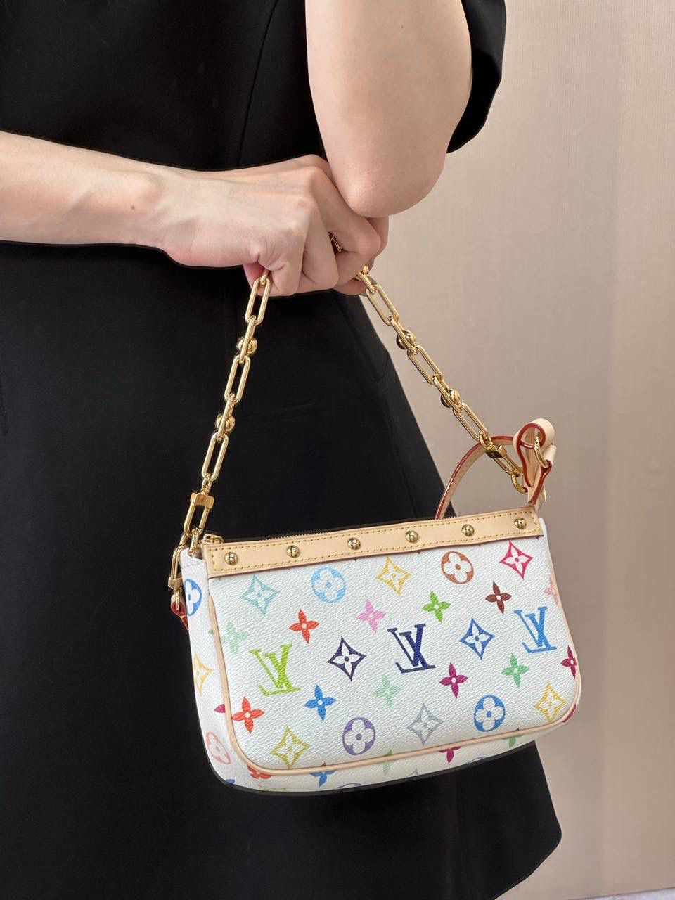 LV白三彩村上隆合作款麻将包来了👜✨ 刘亦菲都爱的白三彩麻将包！有被惊喜到！这小东西真的太得我心了。白底上点缀撞色的三彩老花，真的有被这个配色嗲到！ 这款包虽然小，但是五金非常多，全钢五金的成本你们都懂的！咱家的lv牌，只做顶级版，所以用料、做工、包型都没得挑了～配全套包装发货，实用与颜值并存的神奇爆款🔥🤟🏻 尺寸：22-13-4cm