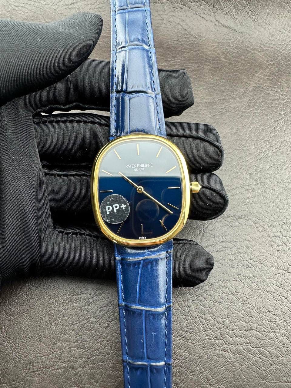 PP➕ Factory2025新品首发｜百达5738系列 68克配重版 复刻经典，更胜经典——GOLDEN ELLIPSE 黄金椭圆腕表重磅登场！ ✅ 黄金分割美学重塑：遵循1:1.6181经典比例，34.5MM×39.5MM椭圆表径搭配7.7MM纤薄厚度，复刻古典韵味与佩戴舒适度。 ✅ 316L精钢表壳：介于圆形与矩形之间的别致椭圆轮廓，还原原版线条张力，质感细腻出众。 ✅ 3D立体云贝母表盘：专属浮雕打印工艺，折射神秘深邃光泽，告别市面暗淡平庸款，上手自带高光。 ✅ 定制进口小牛皮表带：21X16尺寸对版原配，搭配同型椭圆表扣，与表壳设计遥相呼应，贴合手腕更显格调。 ✅ 9015精准机芯：走时稳定精准，兼顾实用性与耐用性，日常佩戴无压力。 PP➕不做“远观款”，只为呈现最接近原版的真实佩戴体验——从细节质感 to 上手触感，每一处都经得起近距离审视，让经典韵味在腕间完美延续！