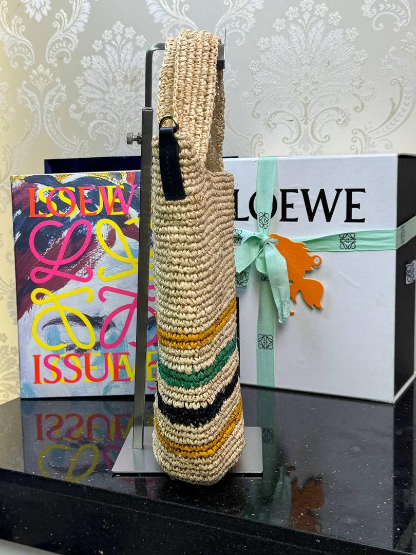 🎈𝙋𝙖𝙪𝙡𝙖 𝙞𝙗𝙞𝙯𝙖 迷你酒椰草编包𝙎𝙡𝙞𝙩🧺 ——【黑色拼色到货‼️】 面料：进口拉菲草/牛皮 尺寸：𝟑𝟎-𝟖-𝟑𝟎𝐜𝐦 编码：652405 （下单须知：由于天然纤维材料特别，带毛刺，日照时间长短不同，颜色略有变化，纯手工编织制作而成，每一只都独一无二，每个包的尺寸也有所不同‼️完美主义者慎入⚠️） 👉🏻此款草编包由纯进口拉菲草叶手工编织制作而成，搭配有一条可拆卸的刺绣宽肩带，可斜挎/肩背/手提等多样化背法❤️时尚清新，软塌不定性，慵懒又随性，夏日出行必备‼️