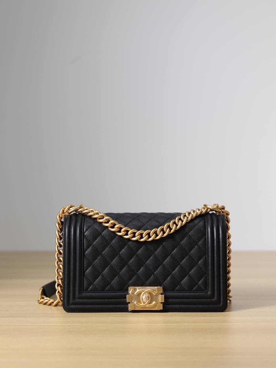 Le boy 25cm金扣现货 💞👜独家渠道货已上新 独家高清实拍图 全网独家首发 原厂皮正品皮这些都不用多说了 肩带是纯钢做旧五金 非常的复古 尺寸：15 x 25 x 9cm（大号） 12 x 20 x 8cm（小号）