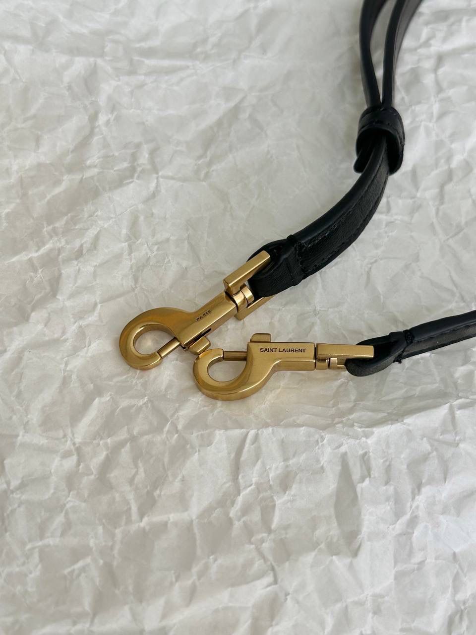 ys1 mini gaby vanity手提小盒子 黑色🤍 小可爱来袭，嘿嘿嘿 他们家不只是大包精彩 小包设计得也很出彩 它是有点箱包的设计 像个化妆包，也像小废包 但是它一点都不"废"哦 容量超级优秀，放手机📱正正好 这个包难做的是它的菱格的蓬度 不能完全平整，也不能像小香那样的蓬 微微鼓起的内托最难做 就是所谓的"肉感" 小羊皮的细腻程度也是和zp一样的 市场上你们可以去对比这只包的做法 整只包的灵魂我们是研究透了的！😍💕 18×11×6.5cm766731m