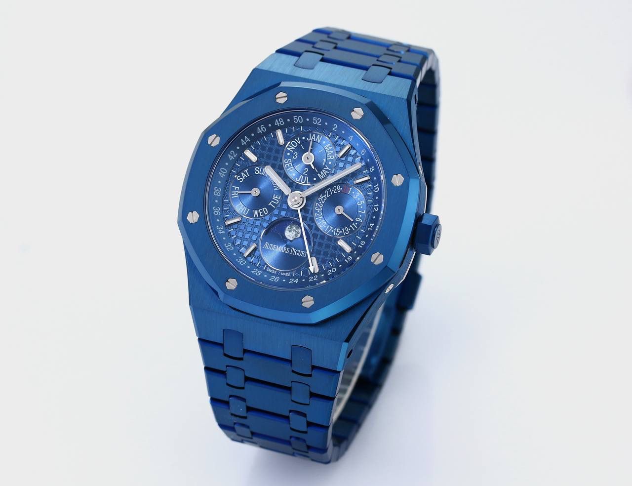 🚀爱彼 皇家橡树系列 ，复杂功能万年历腕表。型号：26574ST.OO.1220ST.01 业内唯一实现原版功能。💯 贵族钟表 爱彼皇家橡树系列万年历腕表，高贵优雅的蓝盘配上冷艳精钢表壳，完美体现爱彼美学设计及复杂功能的极高技术。 表壳采用316L精钢，直径41毫米. 厚度11.4mm。蓝色表盘镌刻“Grande Tapisserie”大格纹装饰，蓝色表盘，立体时标、刻面指针覆盖夜光涂层。三个显示日历功能的副表盘以及月相显示盘对称分布于表盘之上，井然有序地显示出小时、分钟、星期、日期、周历、月份、月相和闰年信息。真正唯一对版。蓝宝石防眩光处理让整体手表更加通透明亮。 搭载9015一比一改装定制还原Calibre 5134自动上链机芯。堪称毕业的产品。 这枚腕表的编号是Ref. 26574ST.OO.1220ST.01