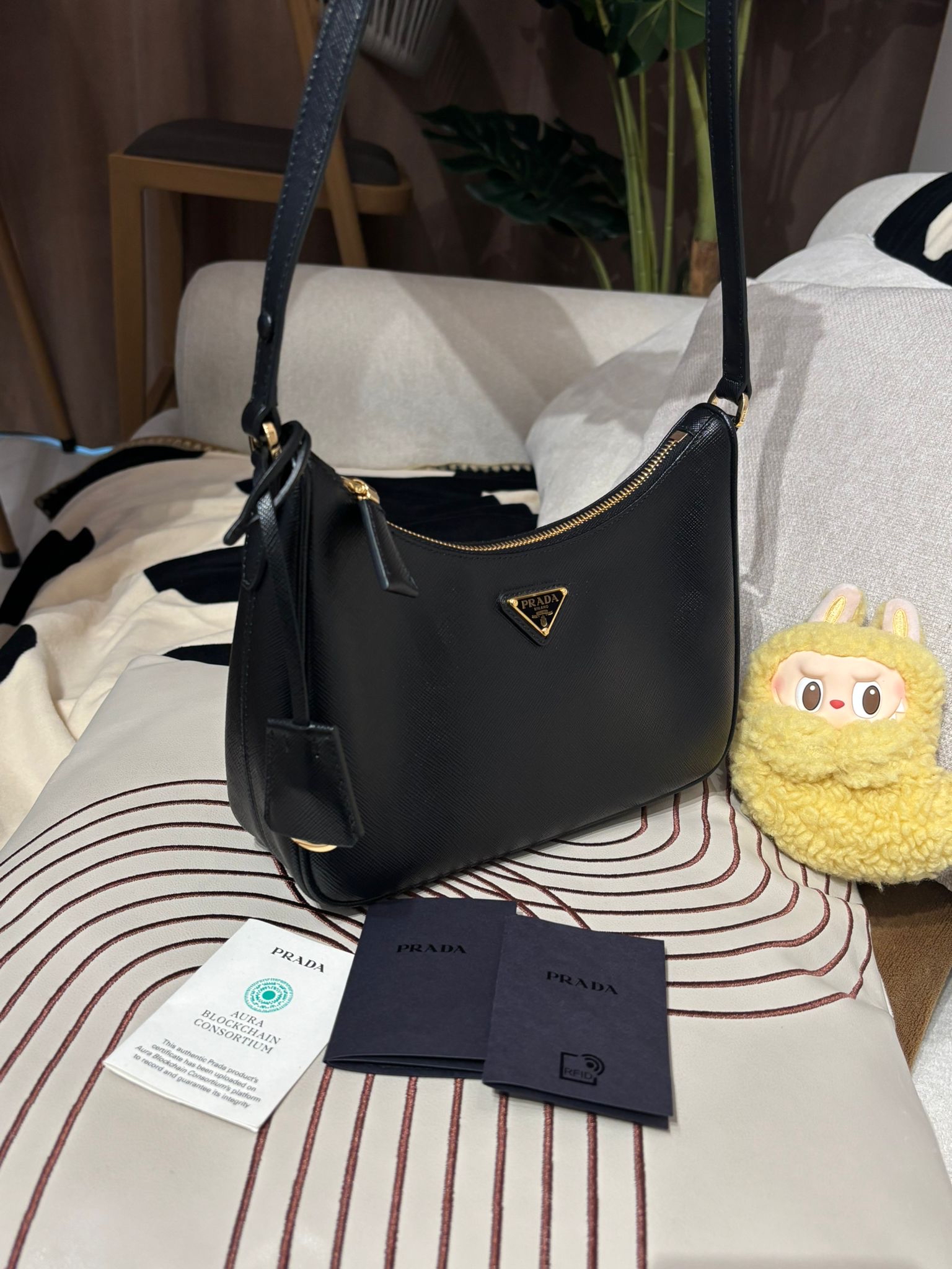 Prada Re-Edition hobo 牛皮 肩帶可調節長度 100%Authentic , 99%new ✅card booklet ✅dust bag 👜專門店售價$19,200📣
