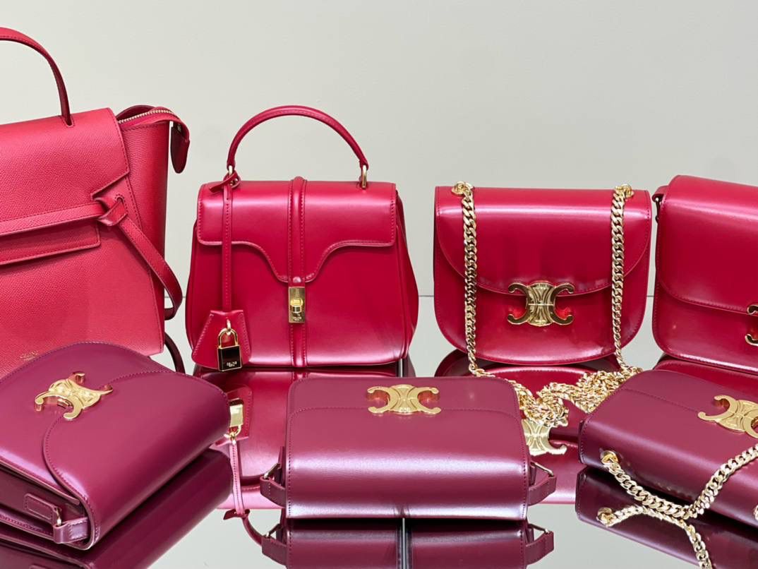 𝗖𝗘𝗟𝗜𝗡𝗘新年开运红包来袭❗️ 圣诞节新年就快到了，哪种颜色在新年里喜庆且符合节日氛围呢❓那必定是招好运的红色单品啦～高级红，浪漫且热烈，爱穿素色或者想要结婚、本命年的宝宝们绝对是首选！