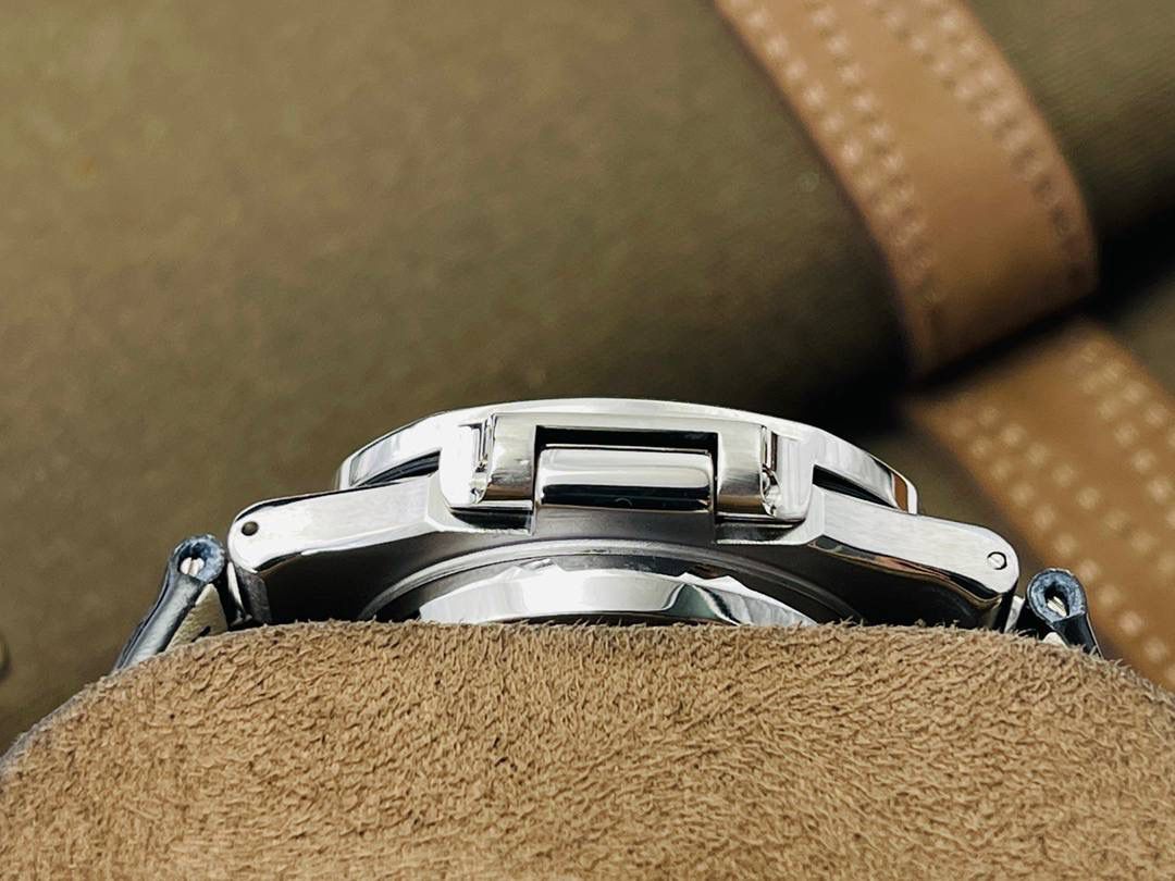 V3升级版 【市场最高品质版本】百达.翡丽Patekphilippe运动系列（鹦鹉螺）5724（霸道总裁）升级版珍珠陀！ 1⃣️所有功能同正品（10字位动能显示，7字位日历和月相 4字位小秒针），和原装一样的带水平压纹图案，带荧光刻度 ！ 2⃣️直径40毫米，904L精钢镀金，蓝宝石玻璃镜面。 3⃣️5722和5724款的外钻为施华洛世奇钻，通透闪亮，气质非凡。在目前技术范畴内尽可能接近原装，此款腕表可以让您驾驭所有场合！ 匠心之作 欢迎您的品鉴！（现在买就送定制版一支商务用笔，让您的品味十足，气派十足，从容面对任何挑战）