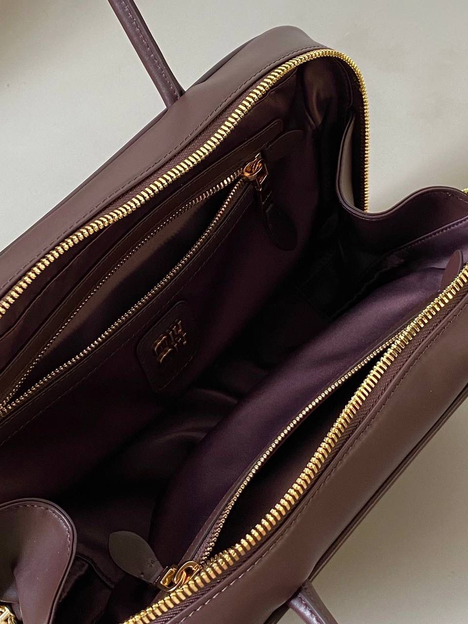 🈶石南木色 | 小号 𝗠𝗶𝘂𝗠𝗶𝘂公文包，大爆款 谁懂啊！小号也太好背了 今年九月份新推出的新尺寸❗️小个子的大福音哇！ 大号hold不住的姐妹，这个号就非常合适了！ 手拎肩背都刚刚好，小巧又不压个子 小号：18×30×9cm #F0020m 大号：23x34x10cm