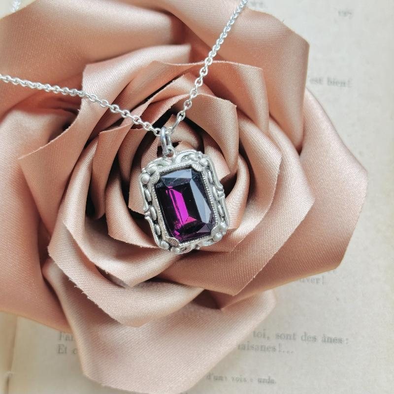 Vintage 1950s Czechoslovakian Faceted Purple Glass Pendant Necklace (MW246)