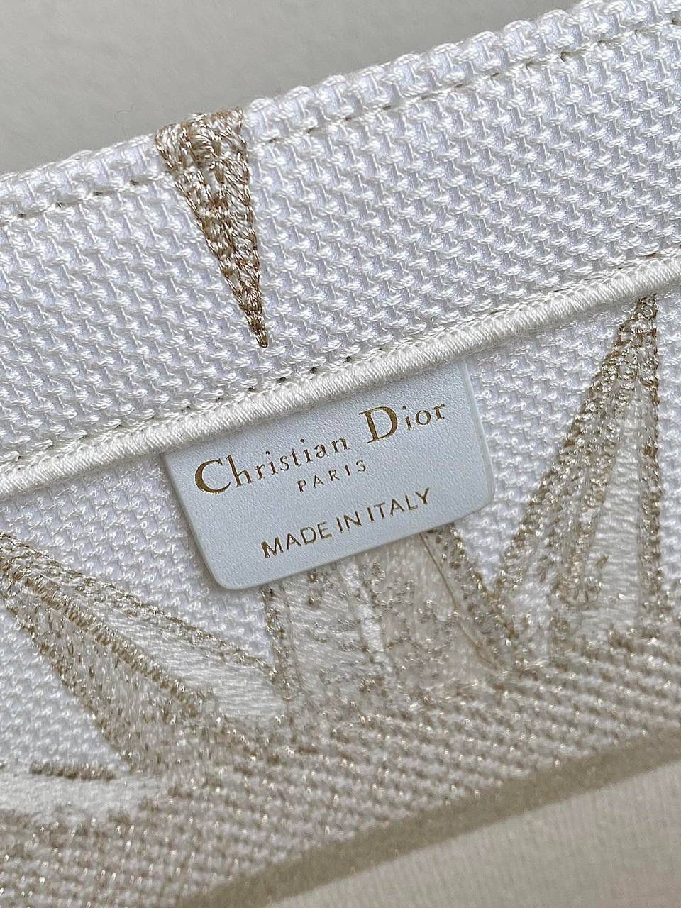 🈶金色中号 𝗖𝗗 𝗕𝗼𝗼𝗸 𝗧𝗼𝘁𝗲 23圣诞限定🎄 今年的无限梦境主题也太戳了！ 如星光璀璨，如宇宙般浩瀚 中间的星星宛如从海中诞生的维纳斯💕🥰 太有视觉冲击力了，神秘而梦幻 像我们每个人都是星辰～ 浪漫到极致，这系列很难不买啊 36×27×16cm