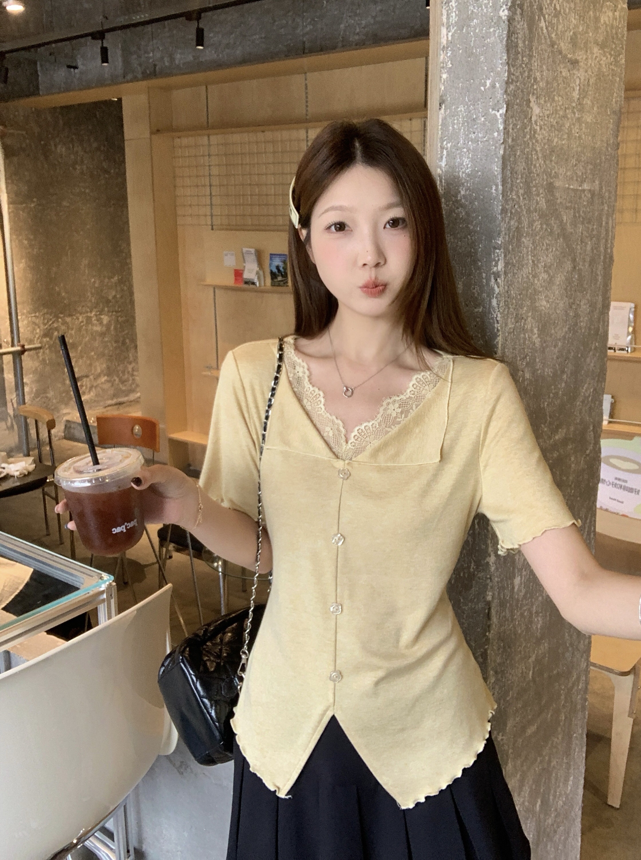 B103(81027) 韩系V型翻领边拼蕾丝花边木耳边袖与下摆开角黑黄上衣